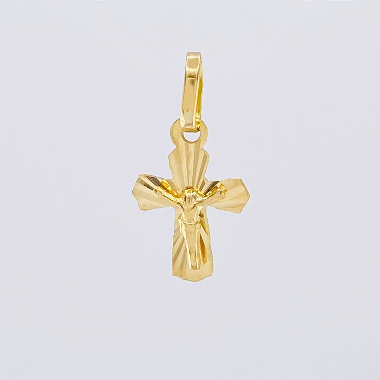 Dije Cruz Cristo Puntas Curvas 0.45g / 3/4 in Oro Amarillo 18K