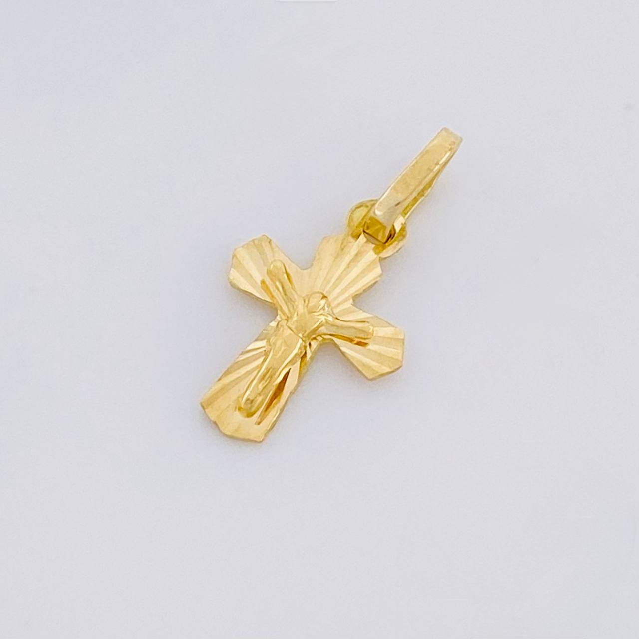 Dije Cruz Cristo Puntas Curvas 0.45g / 3/4 in Oro Amarillo 18K