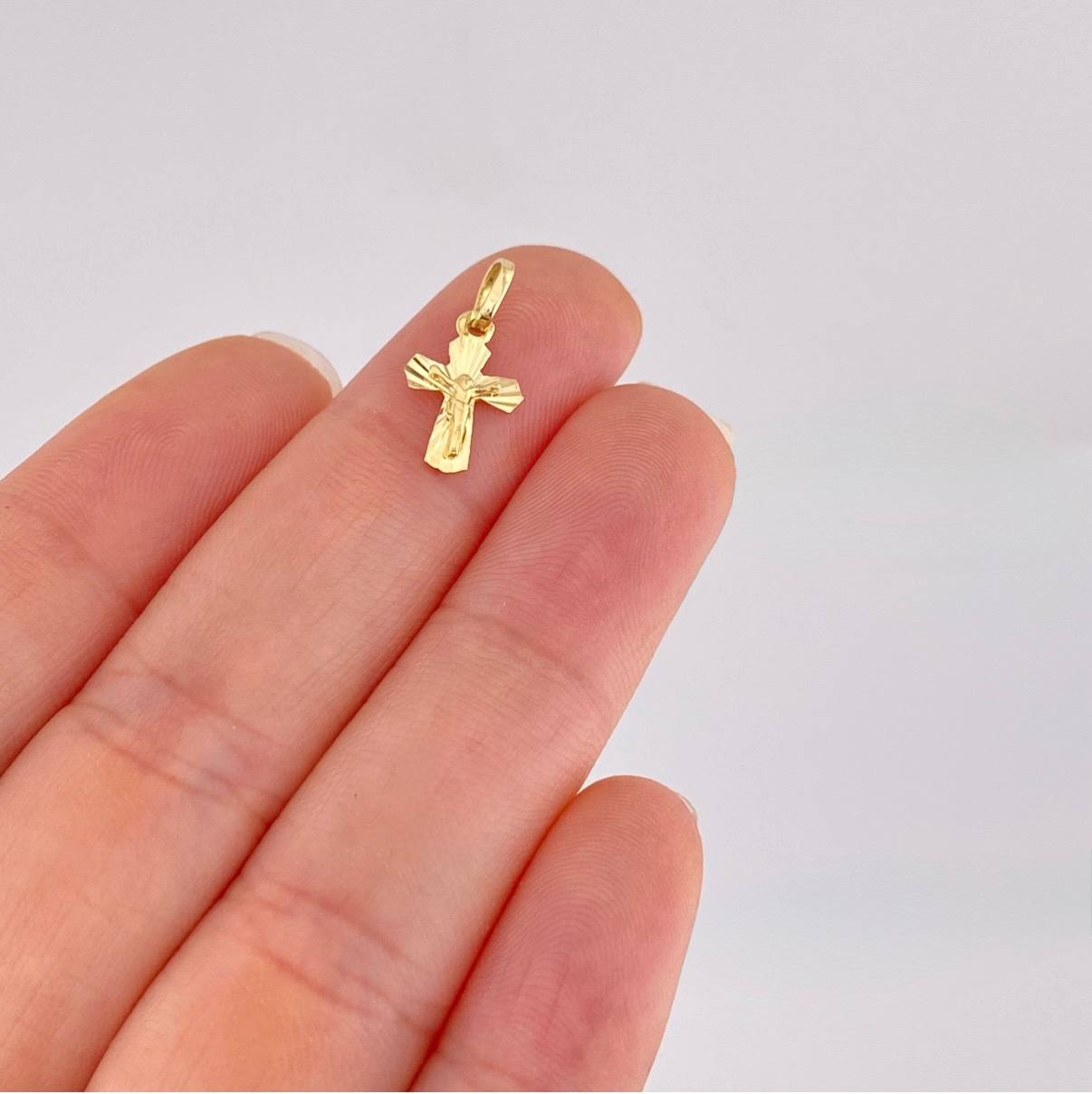 Dije Cruz Cristo Puntas Curvas 0.4g / 3/4 in Oro Amarillo 18K