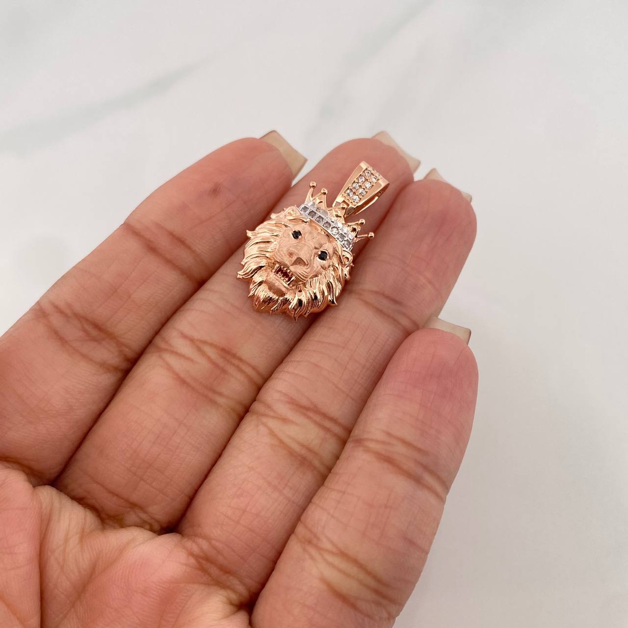 Dije León 3.2 g / 1 in Dos Oros Blanco Rosa 18K