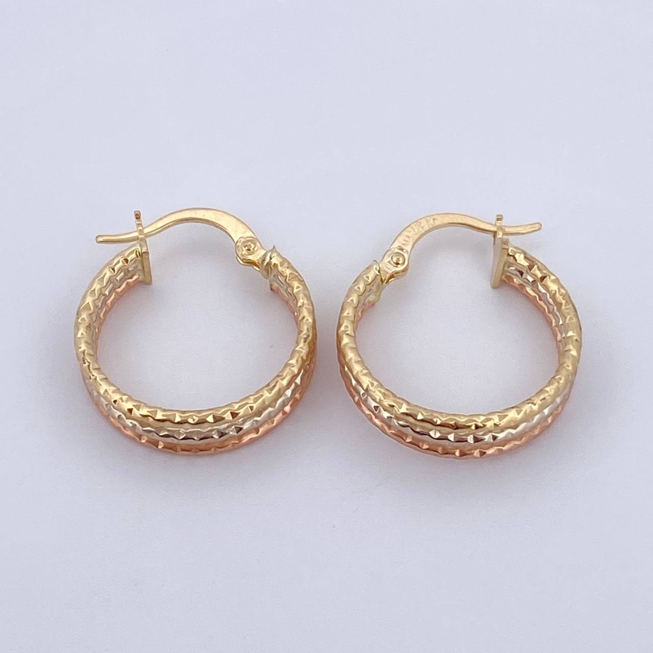 Daki Hoop Earrings 1.55gr / 3/4 in / Three 18K Golds