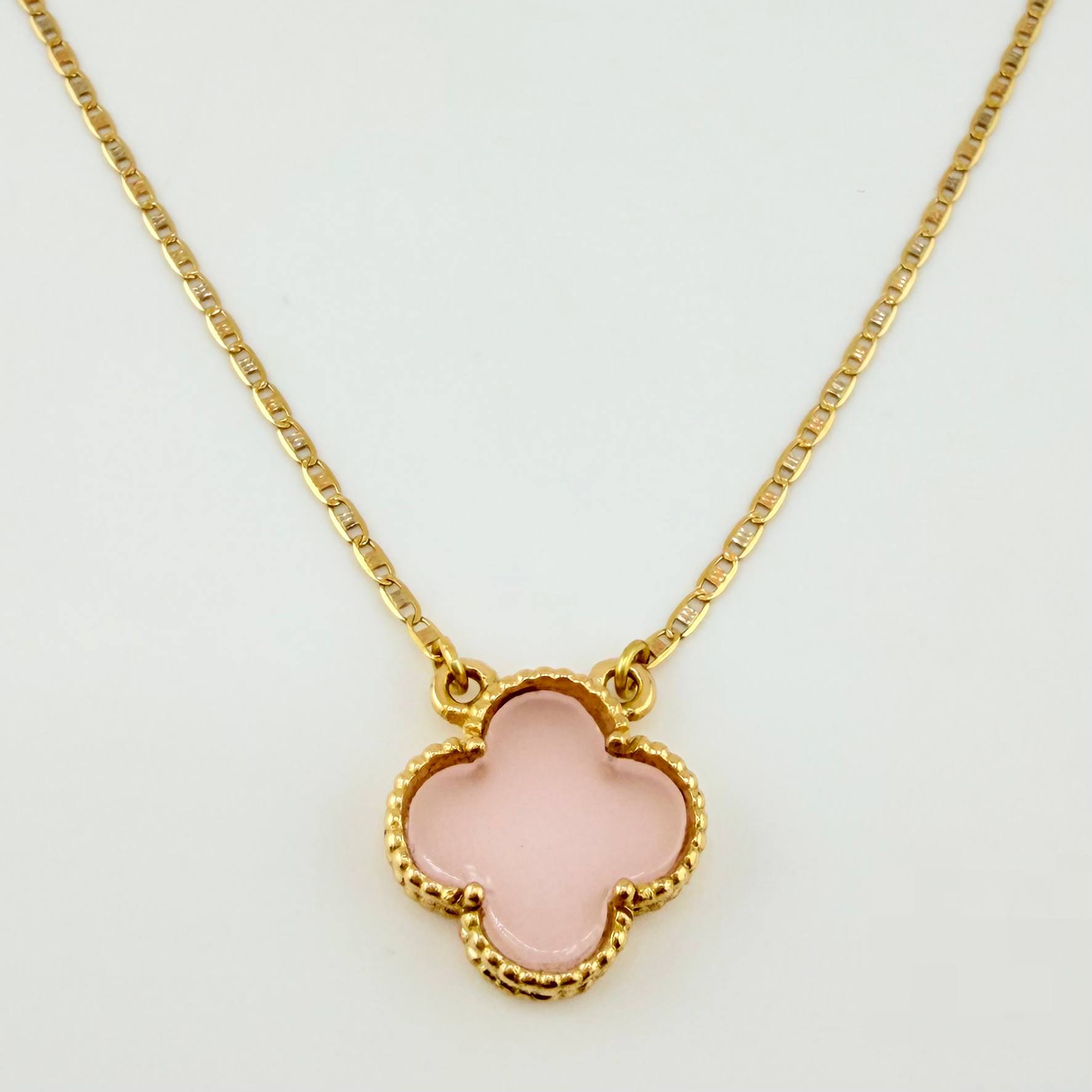 Cadena Plana Trebol Nacar Rosado 3.3gr / 17 3/4 in / 1.2mm Tres Oros +4 18K *