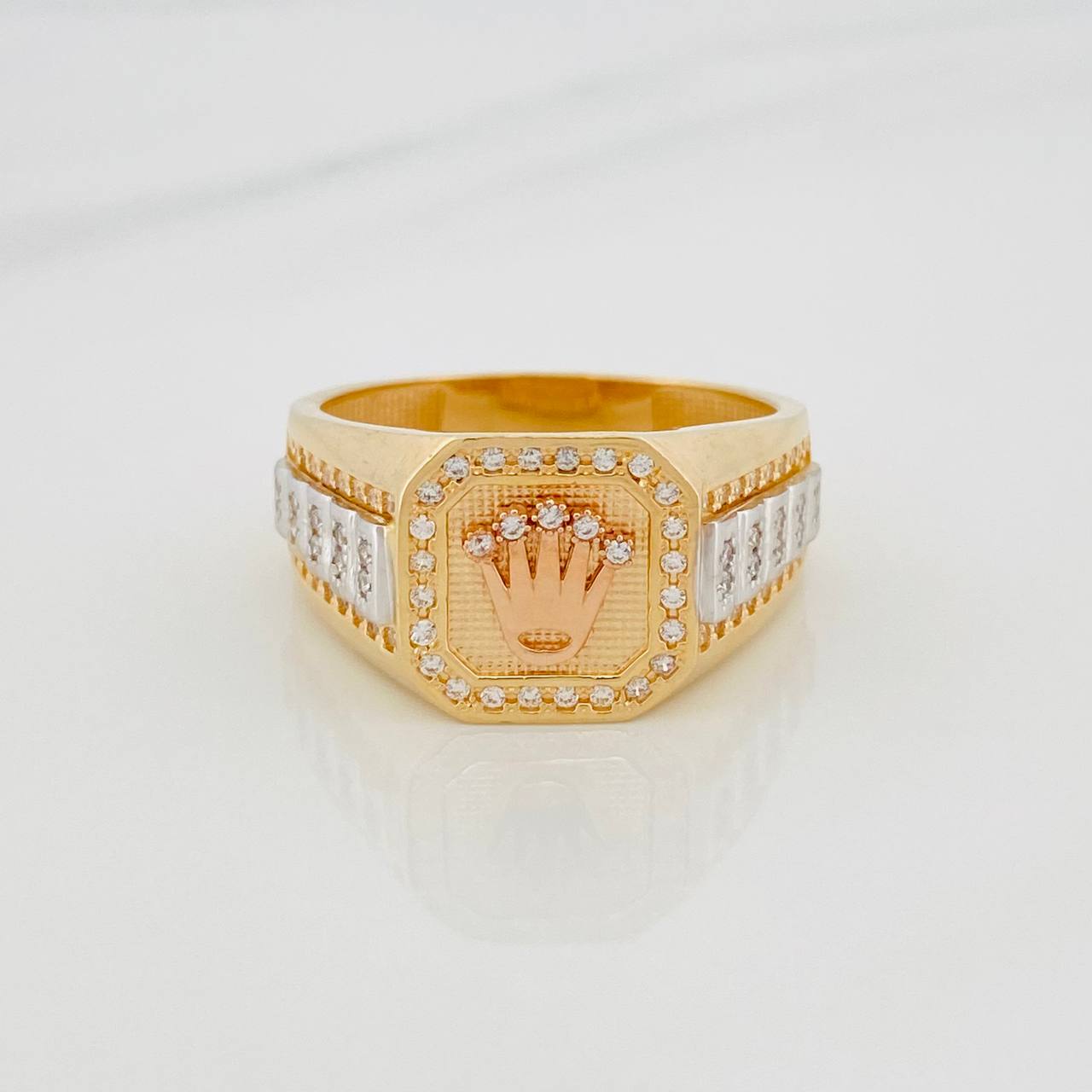 Crown Signet Ring 7.75 g / Size 10 1/2 Three Golds 18K