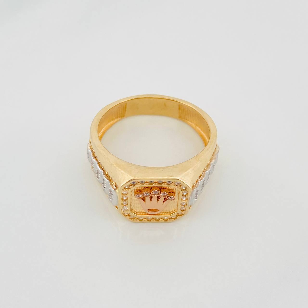 Crown Signet Ring 7.75 g / Size 10 1/2 Three Golds 18K