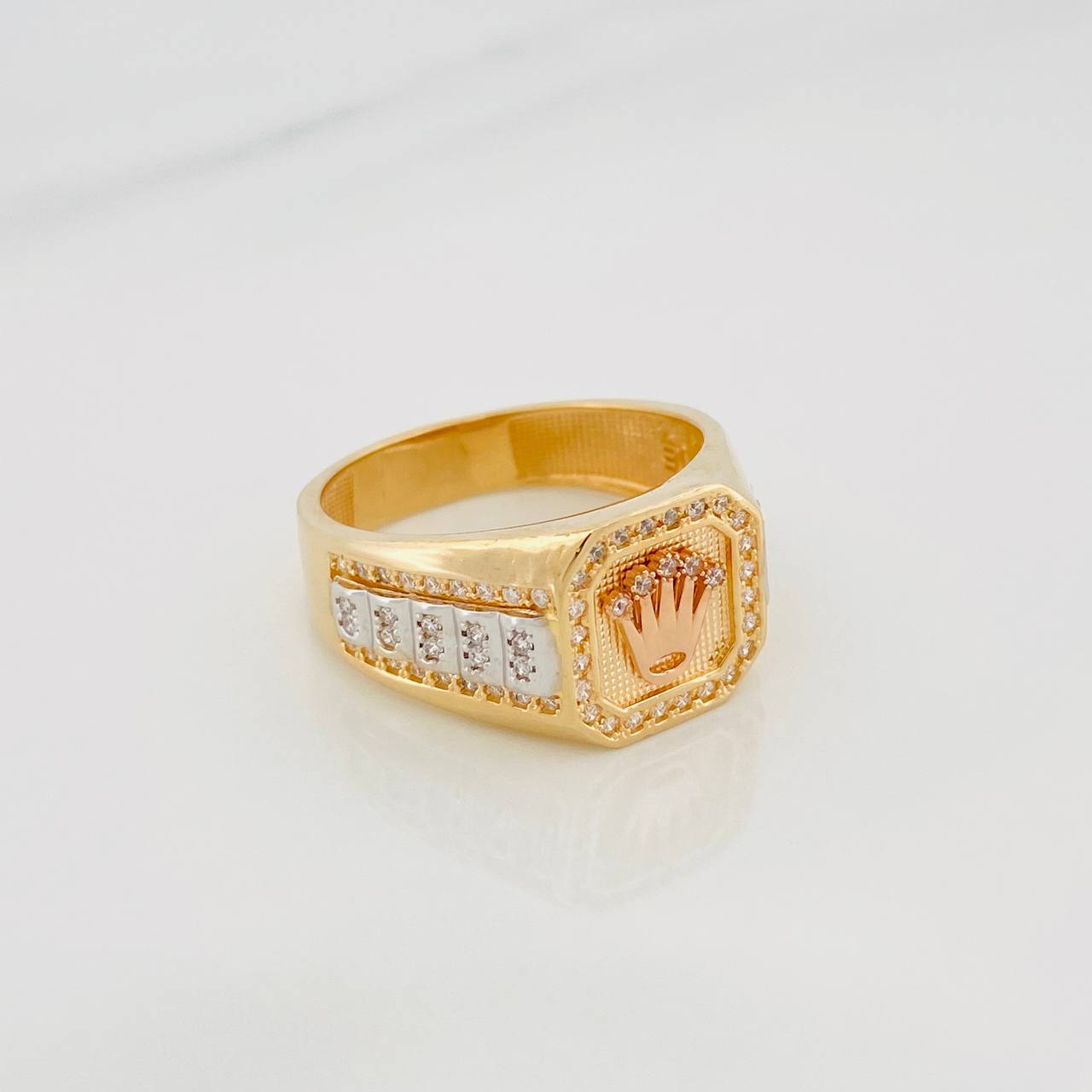 Crown Signet Ring 7.75 g / Size 10 1/2 Three Golds 18K