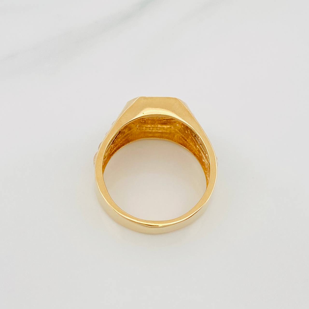Crown Signet Ring 7.75 g / Size 10 1/2 Three Golds 18K