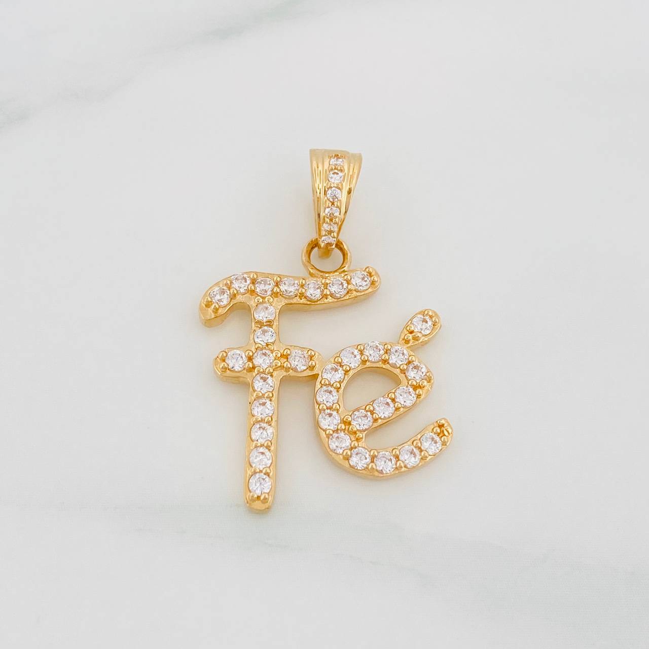 Dije Fe 2.35 g / 3/4 in Oro Amarillo 18K