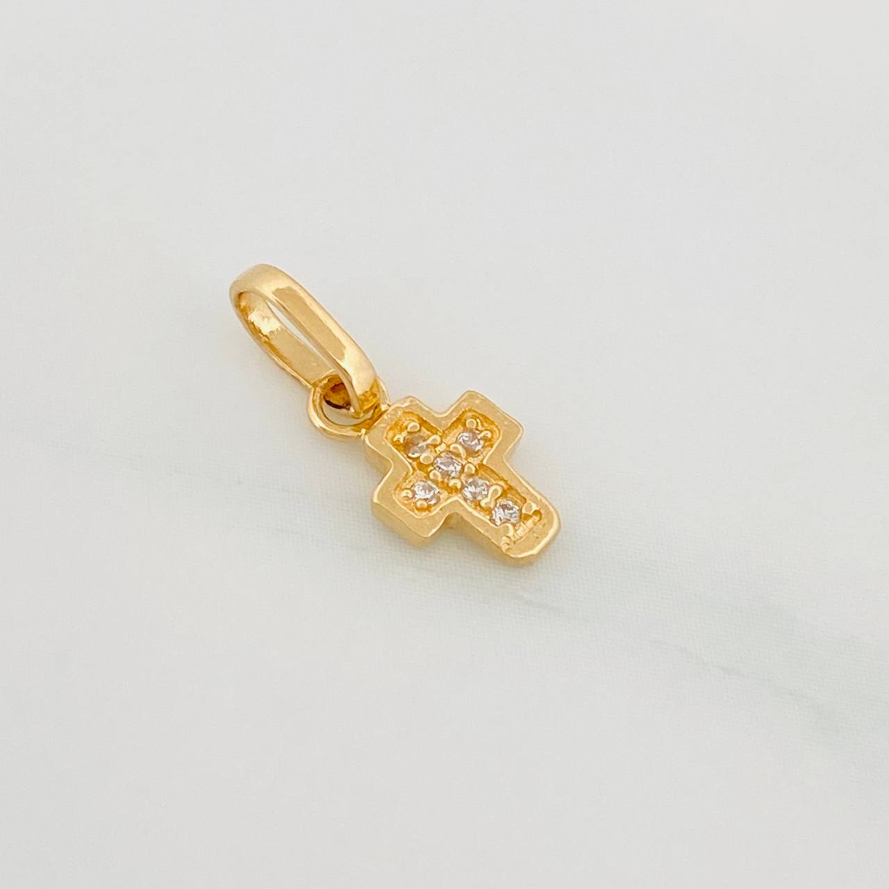 Dije Cruz 0.55 g / 1/2 in Oro Amarillo 18K
