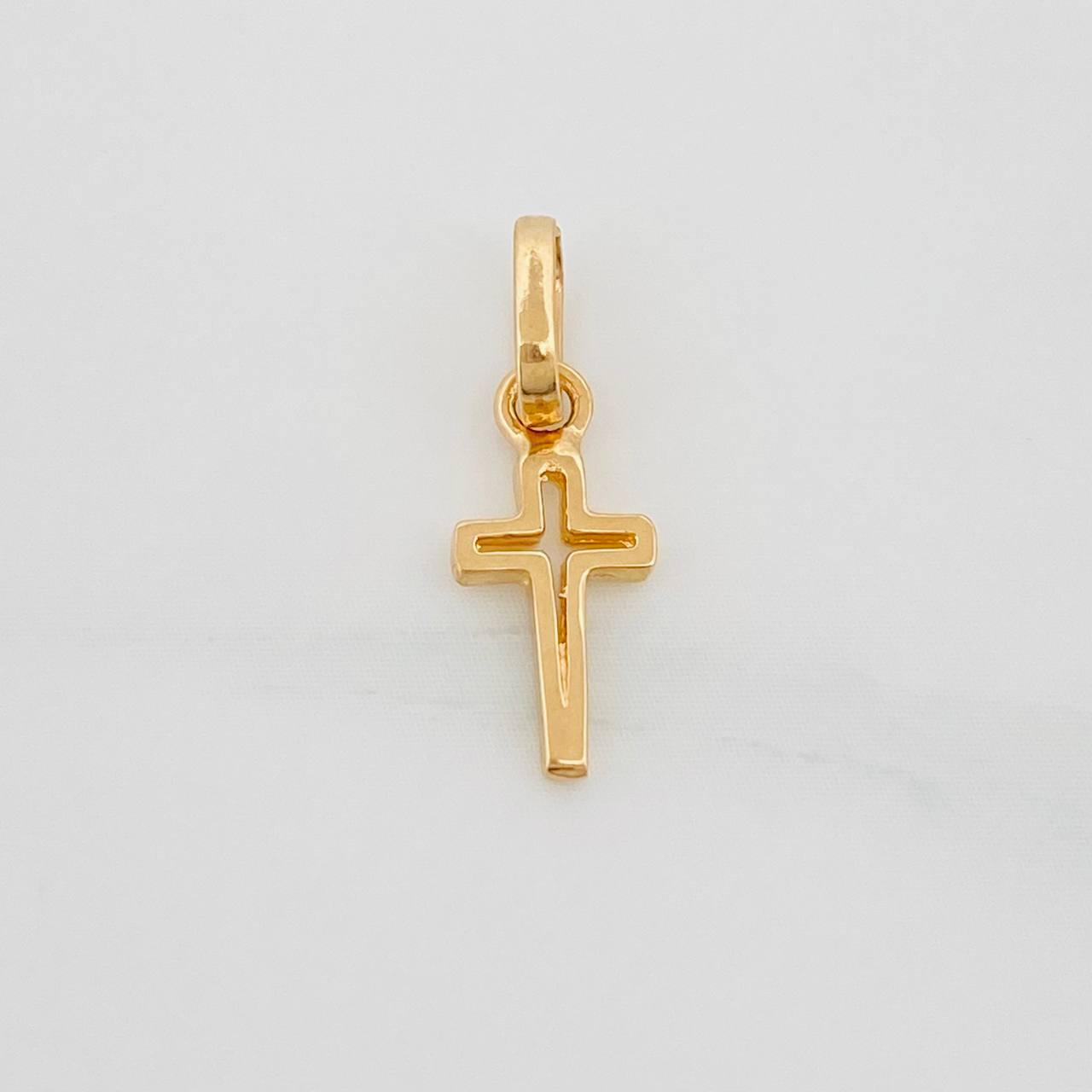 Dije Cruz 0.55 g / 3/4 in Oro Amarillo 18K