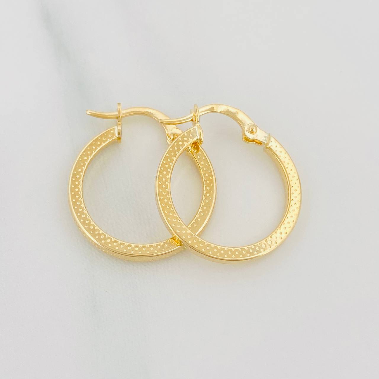 Candongas Vick 1.4 g / 3/4 in Oro Amarillo 18K