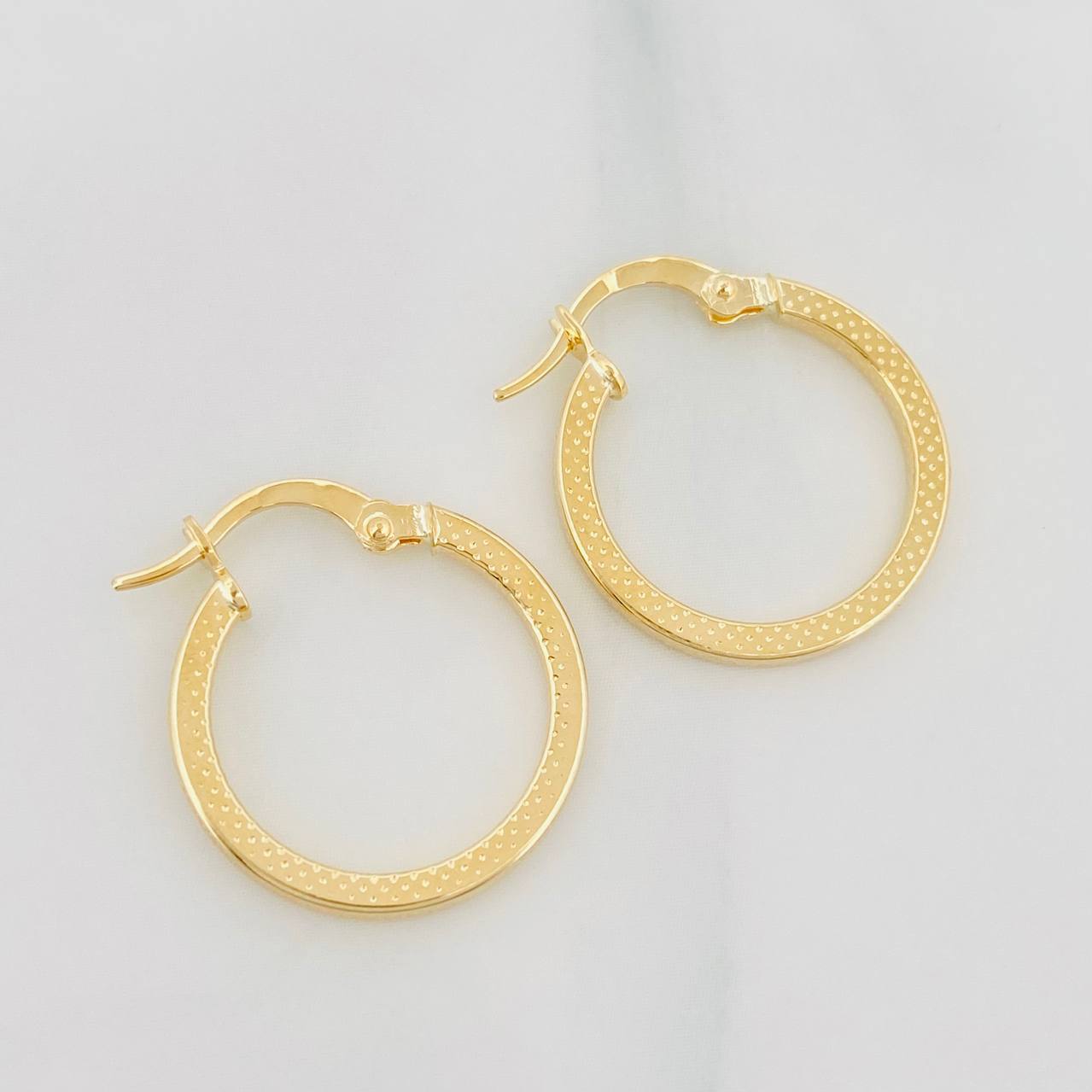 Candongas Vick 1.4 g / 3/4 in Oro Amarillo 18K