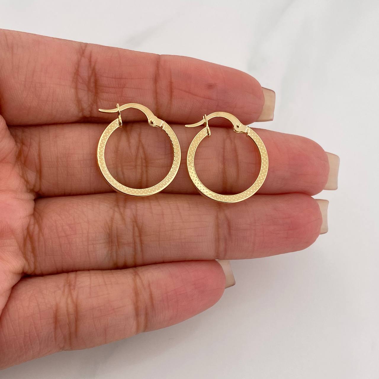 Candongas Vick 1.4 g / 3/4 in Oro Amarillo 18K