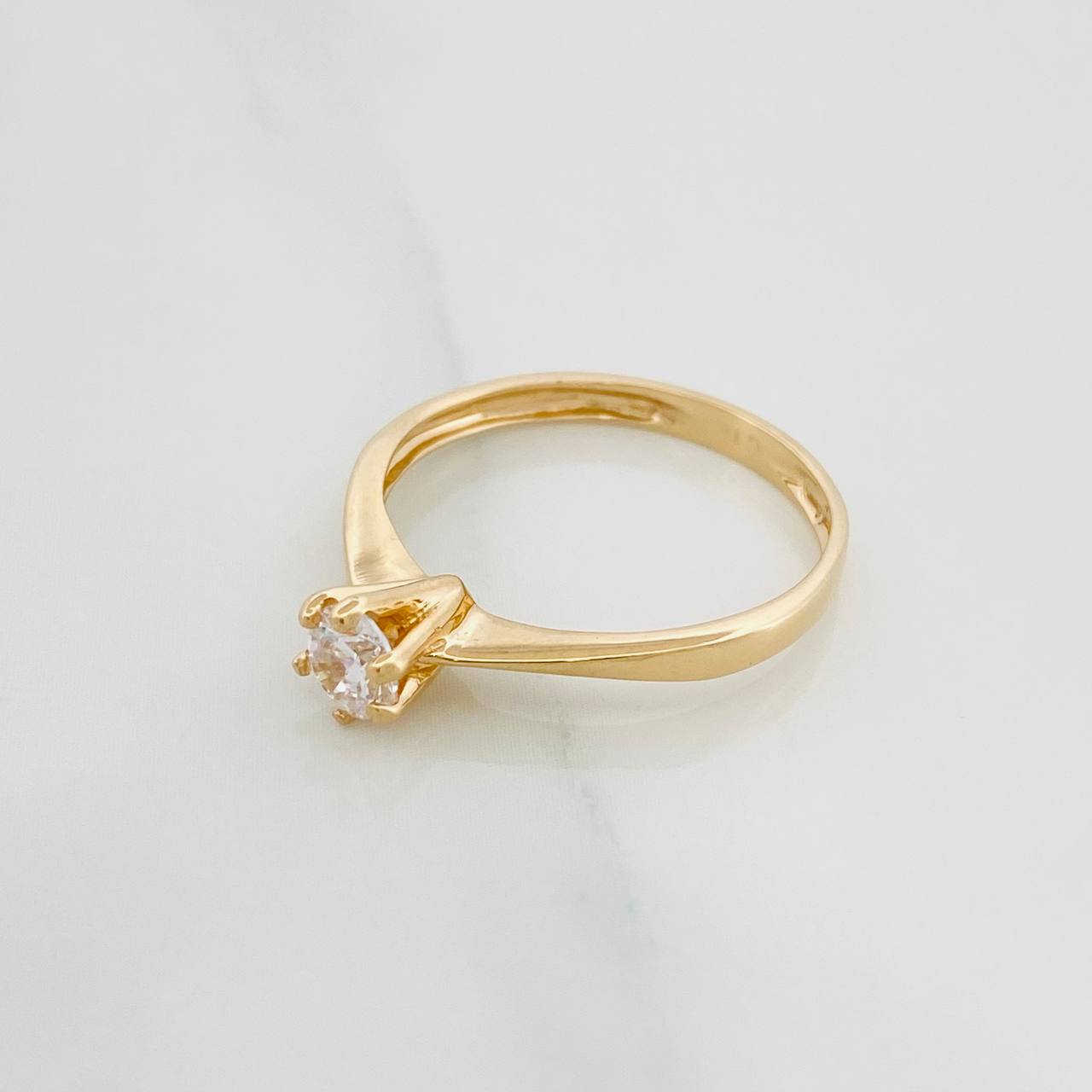 Anillo Solitario 2.1 g / T7 3/4 Oro Amarillo 18K