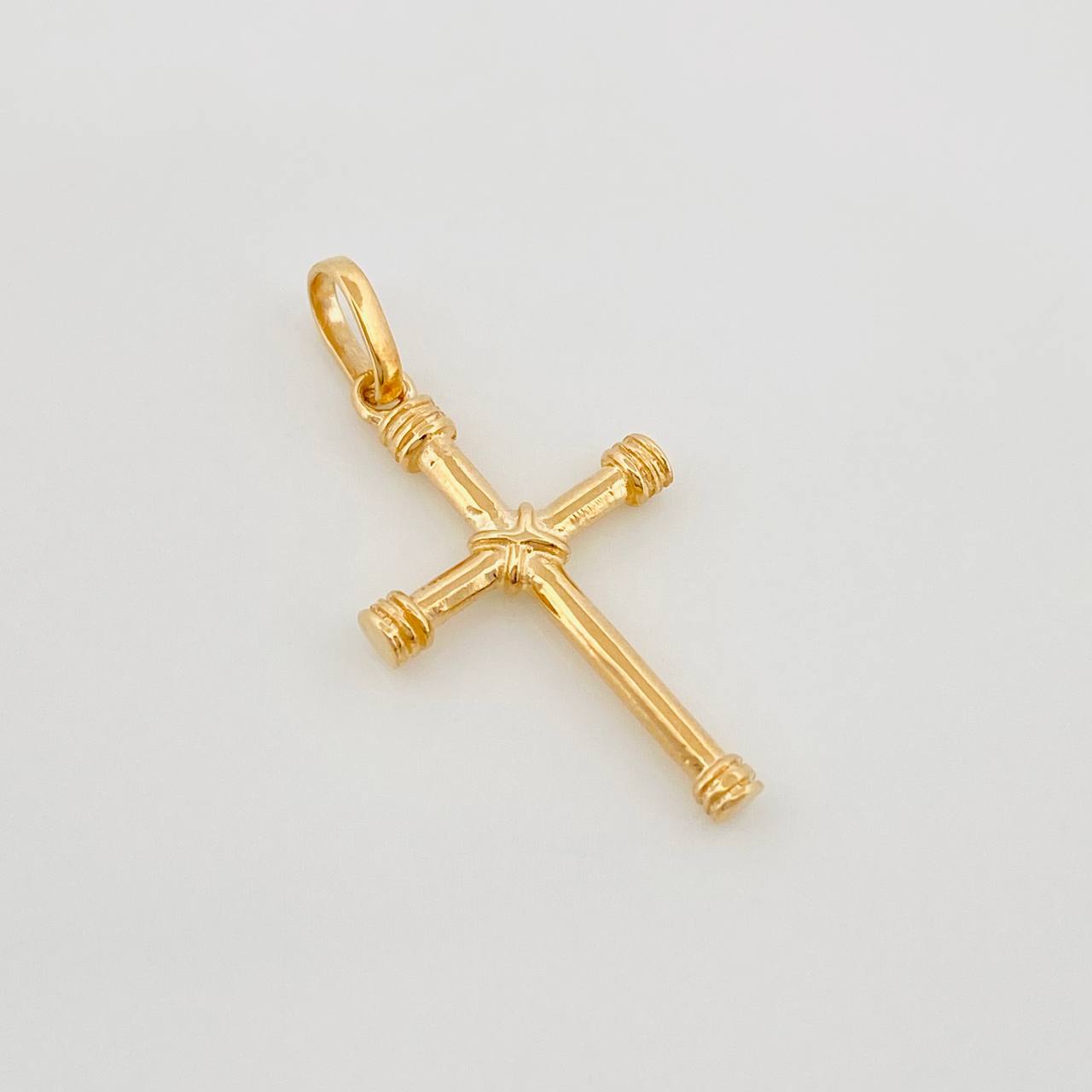 Dije Cruz 1.7 g / 1 1/4 in Oro Amarillo 18K
