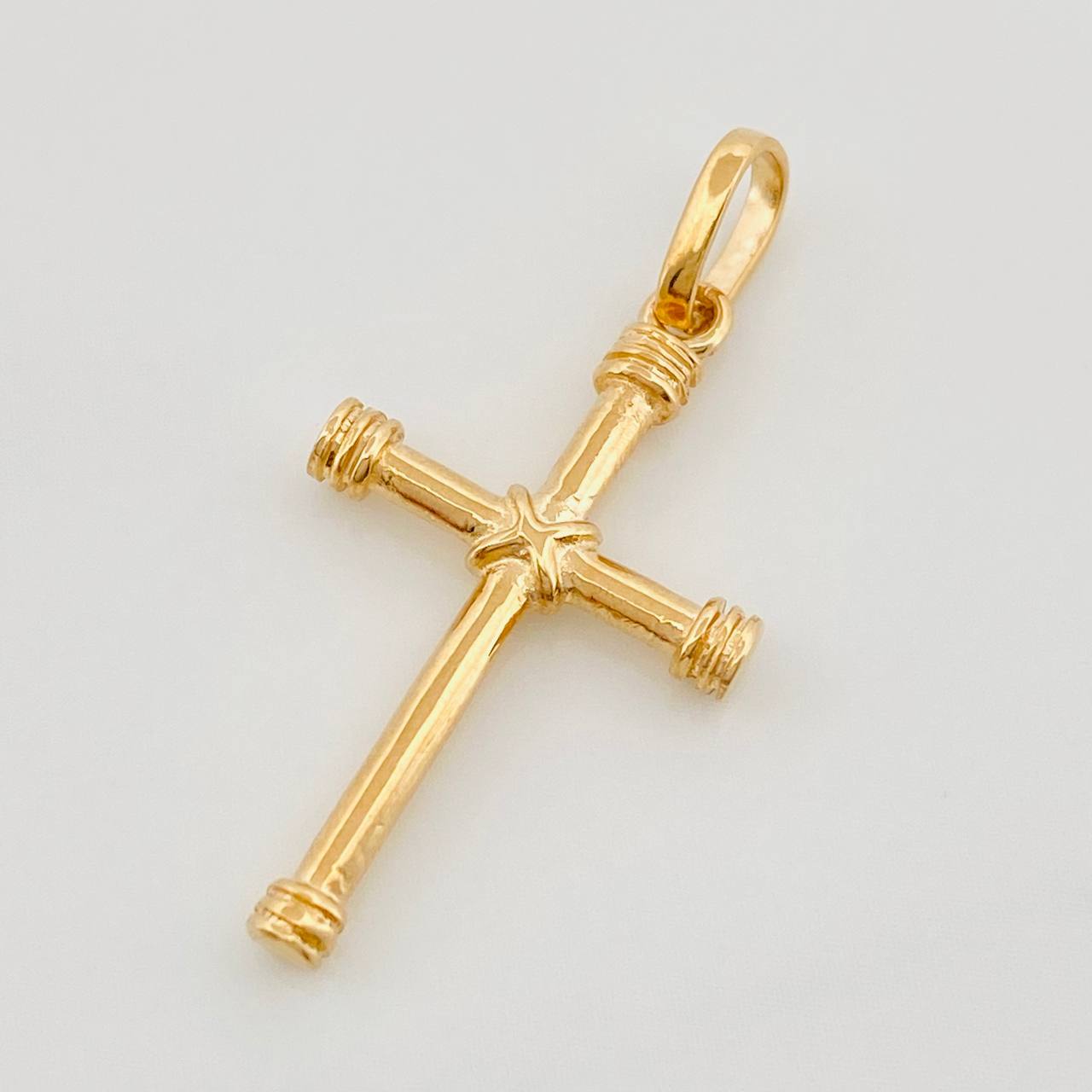 Dije Cruz 1.7 g / 1 1/4 in Oro Amarillo 18K