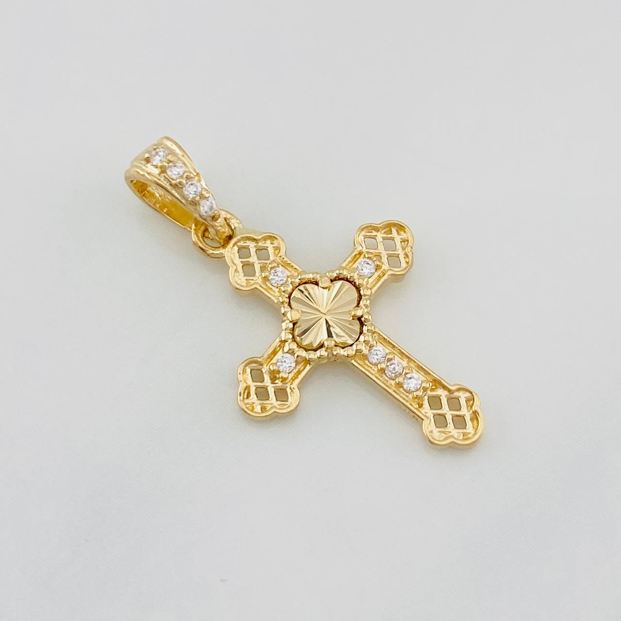 Dije Cruz Trébol Diamantado 1.2g / 1 in Oro Amarillo 18K