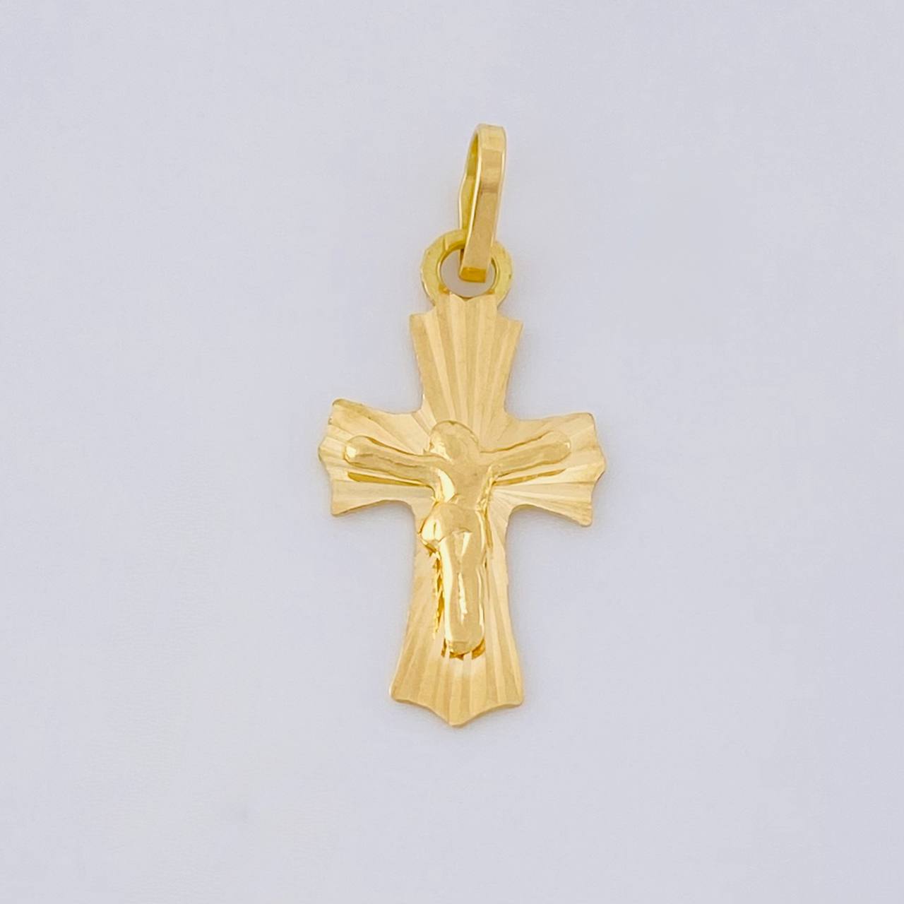 Pendant Cross Christ Curved Tips 0.8g / 1 in Yellow Gold 18K