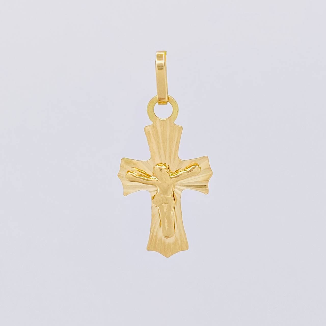 Dije Cruz Cristo Puntas Curvas 0.75g / 1 in Oro Amarillo 18K