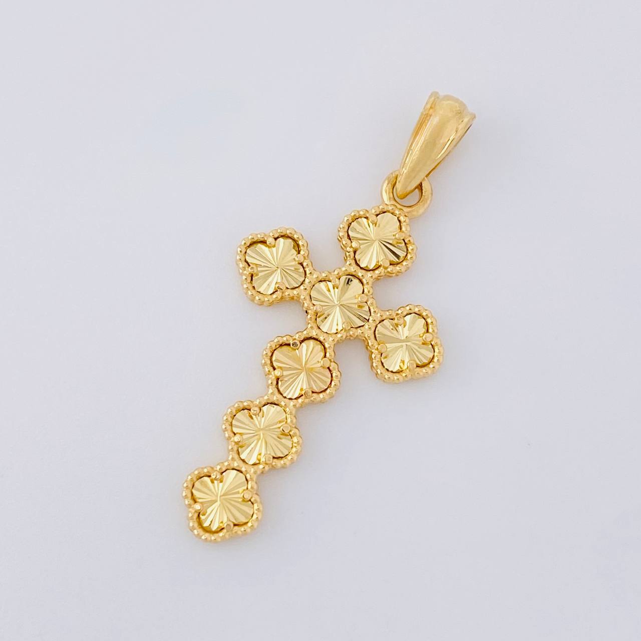 Dije Cruz Trébol Diamantada 2.6g / 1 1/2 in Oro Amarillo 18K