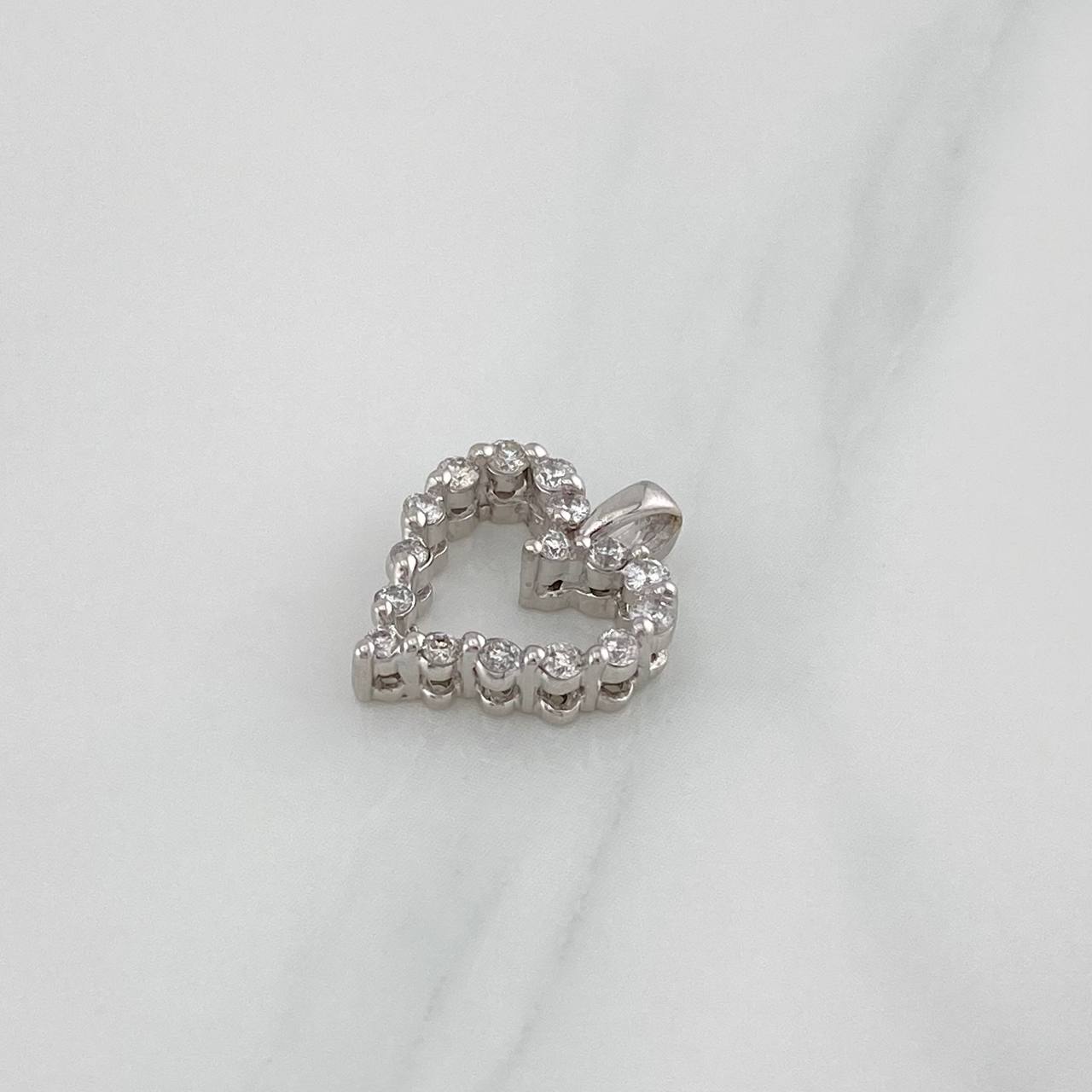 Dije Corazon 1.4 g / 1/2 in Oro Blanco 18K