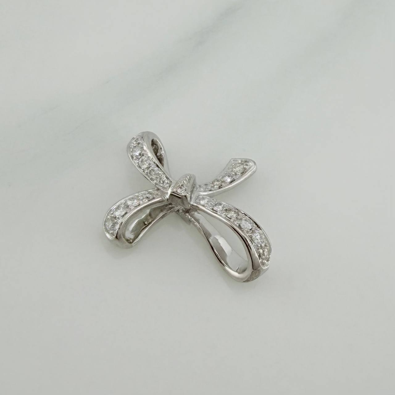 Bow Pendant 2.35 g / 3/4 in 18K White Gold