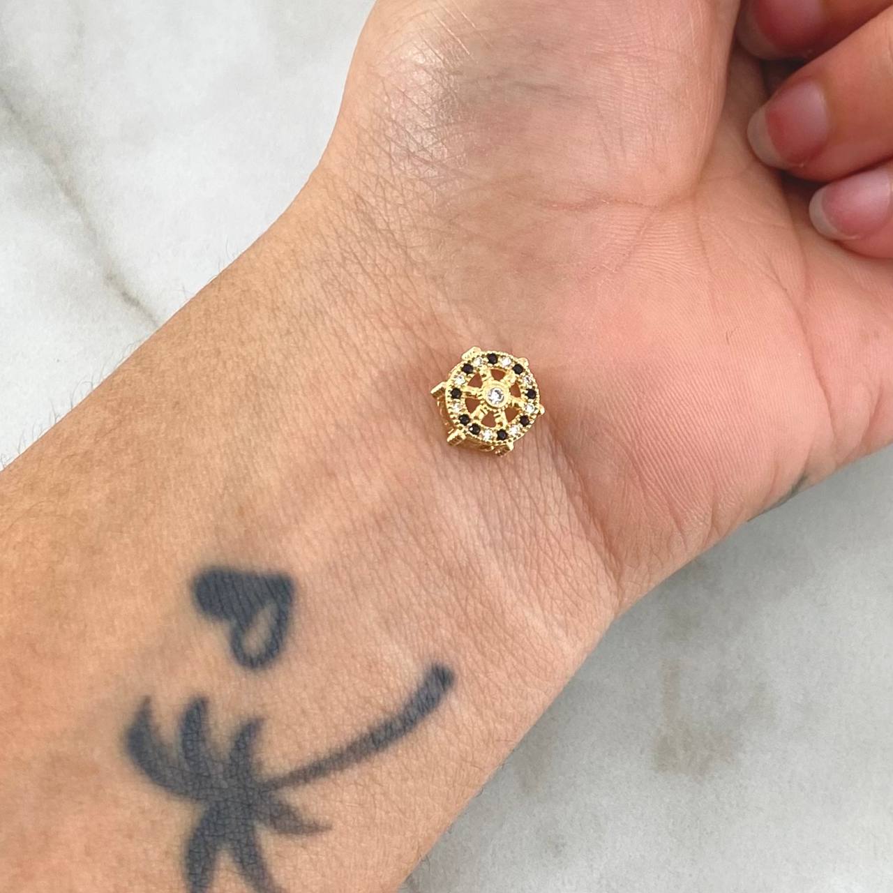 Charm Towbar 1gr / 1cm / White and Black Zircons 18K Yellow Gold ©