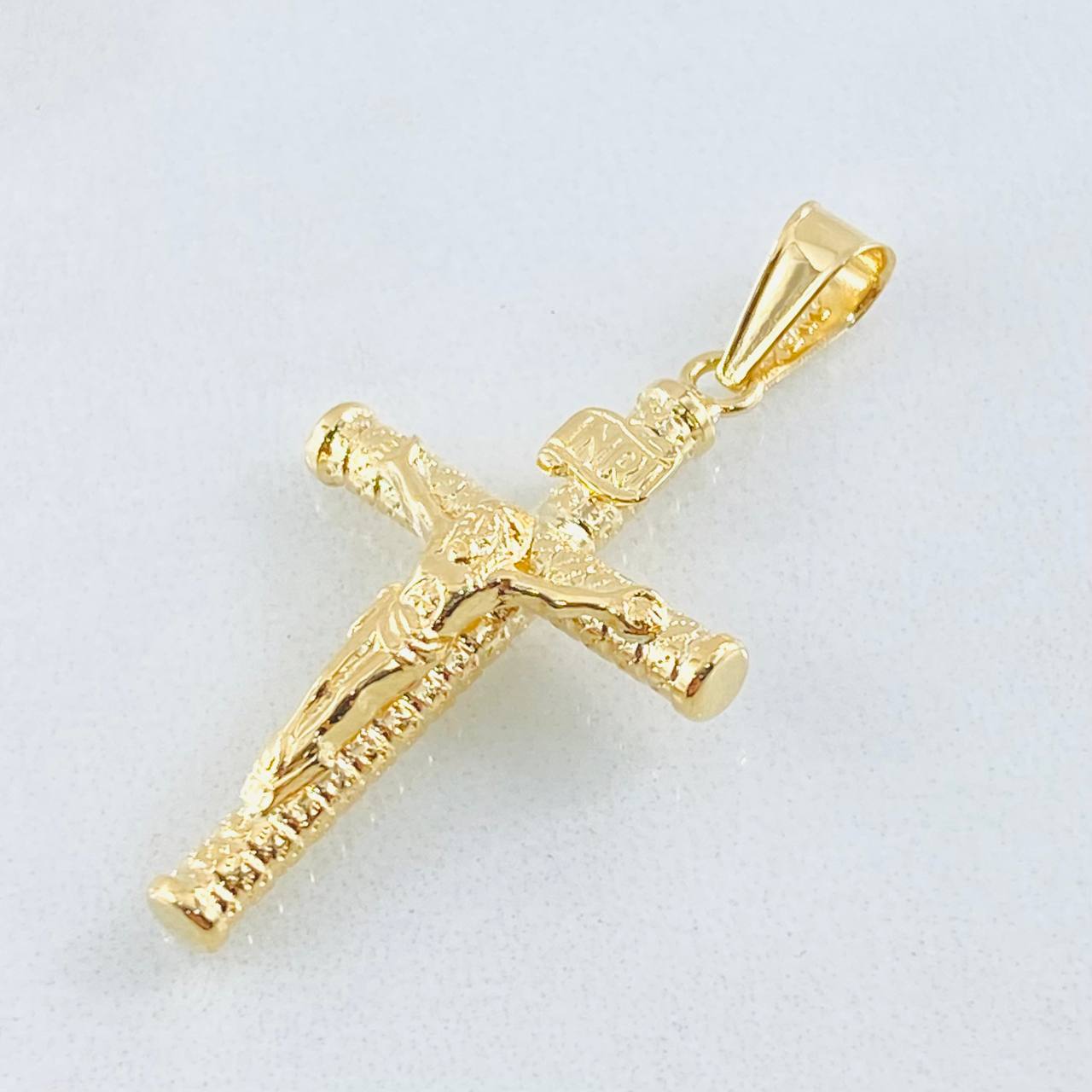 Dije Cruz Cristo 1.3gr / 1 1/2 in / Oro Amarillo 18K ©