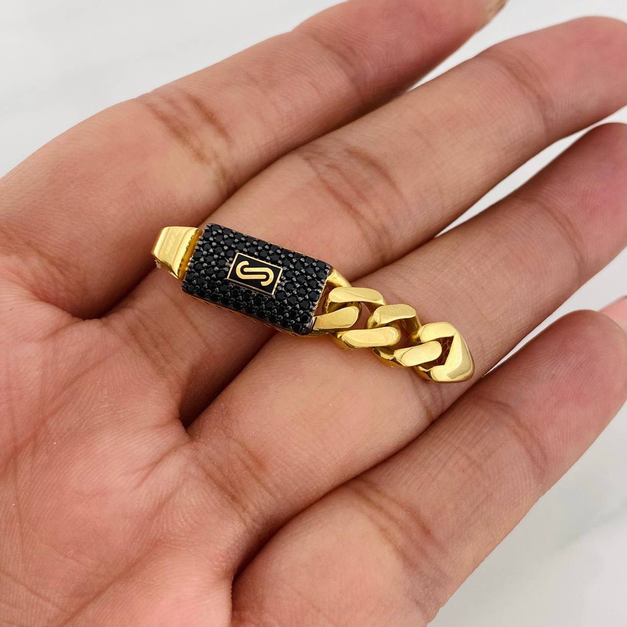 Dije Cubana Infinito 2.8g / 1 1/2 in Dos Oros Negro Amarillo 18K