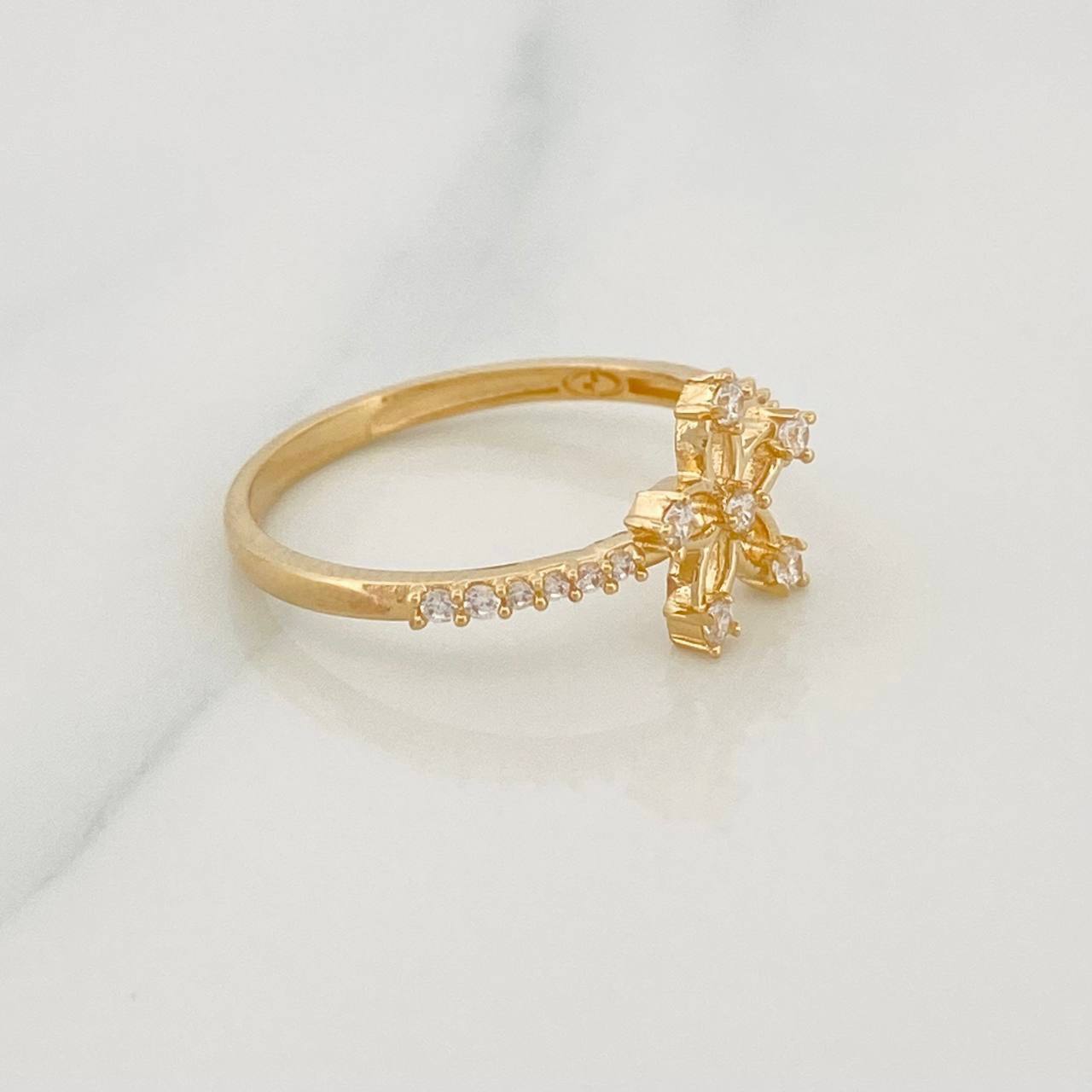 Anillo Flor 1.65g / T7 1/2 Oro Amarillo 18K