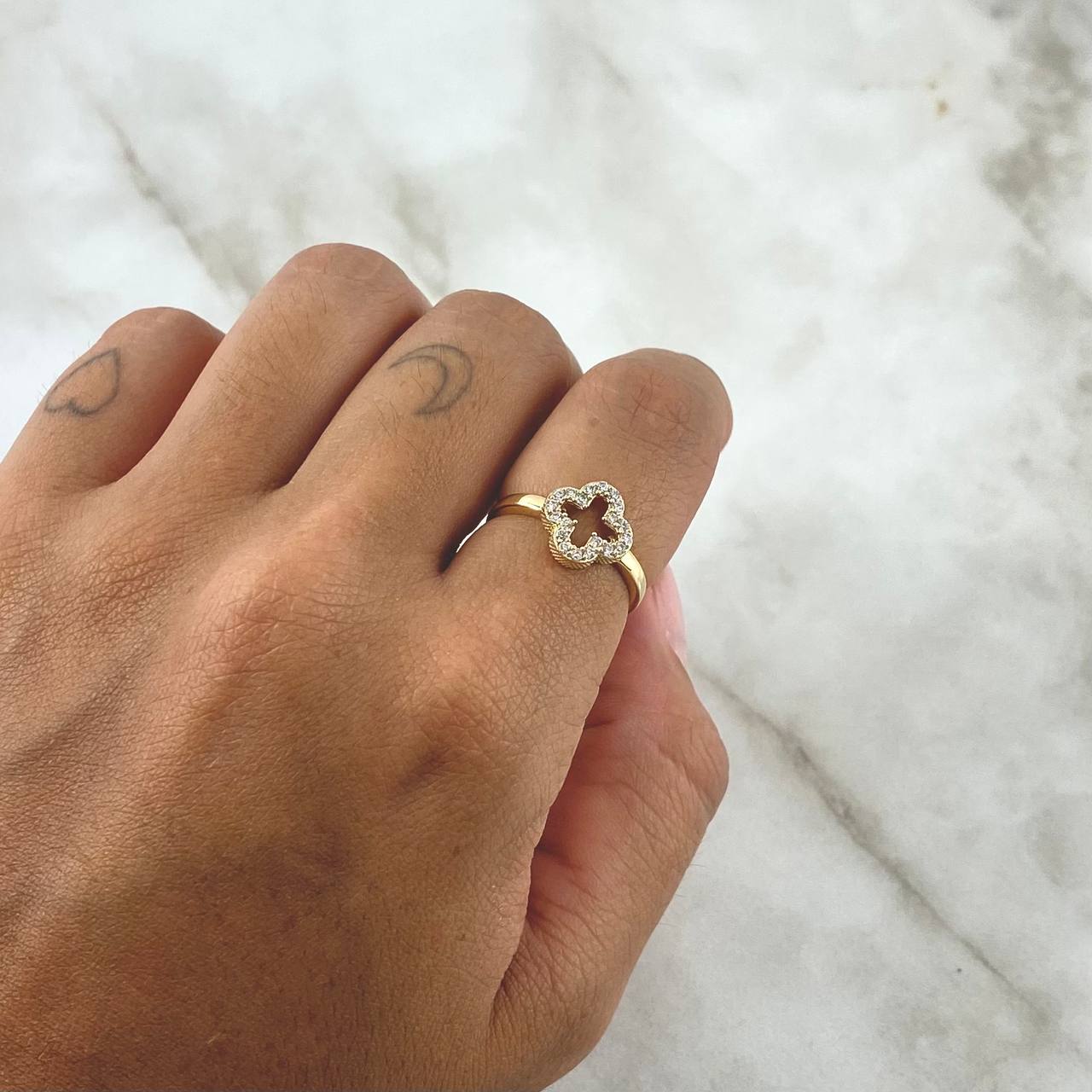 Silhouette Clover Ring 2.1gr / Size 8 1/4 / White Zircons 18K Yellow Gold