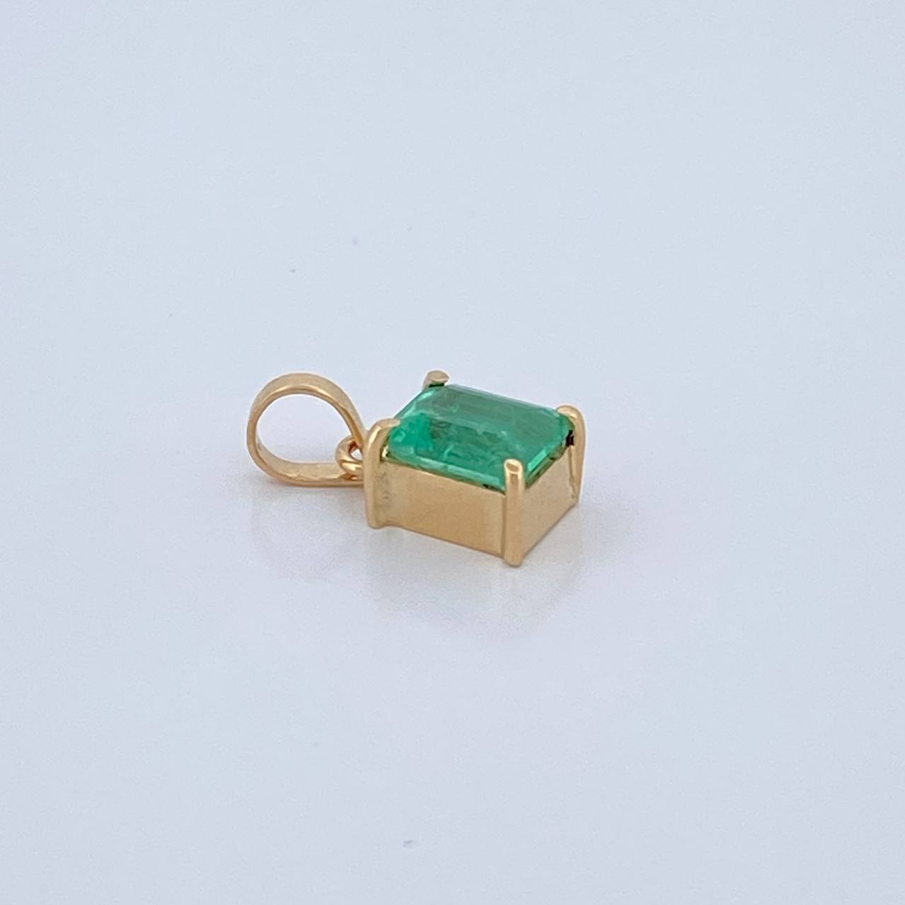 Dije Rectangular Esmeralda 70Pts 0.6gr / 1/2 in / Oro Amarillo 18K $