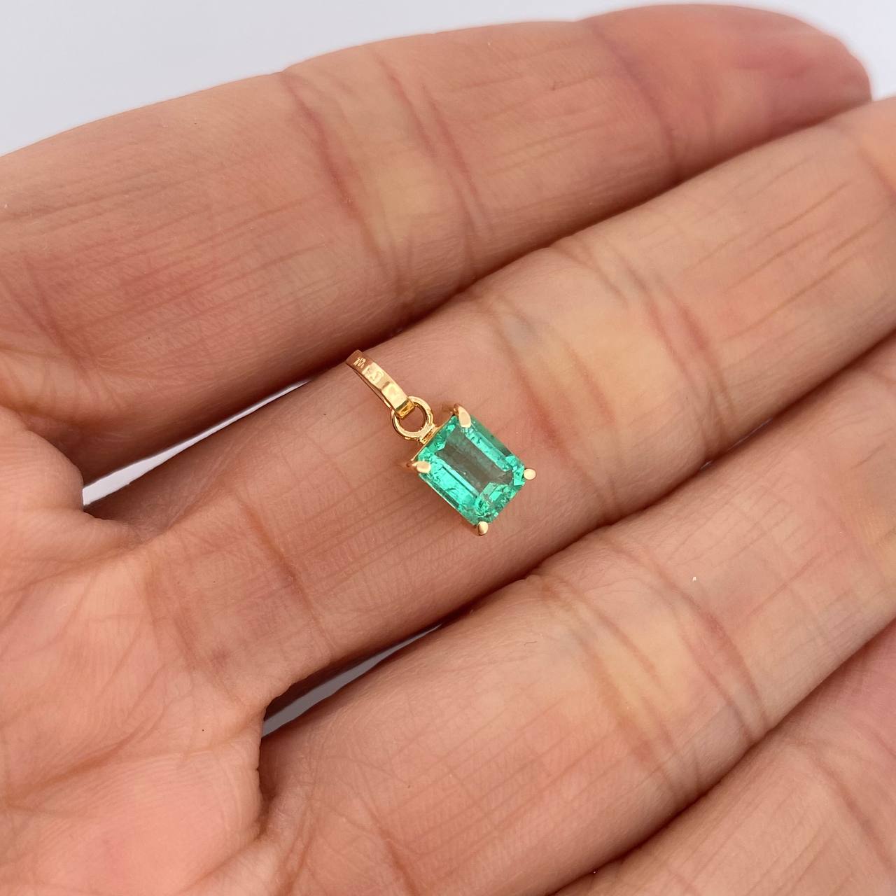Dije Rectangular Esmeralda 70Pts 0.6gr / 1/2 in / Oro Amarillo 18K $