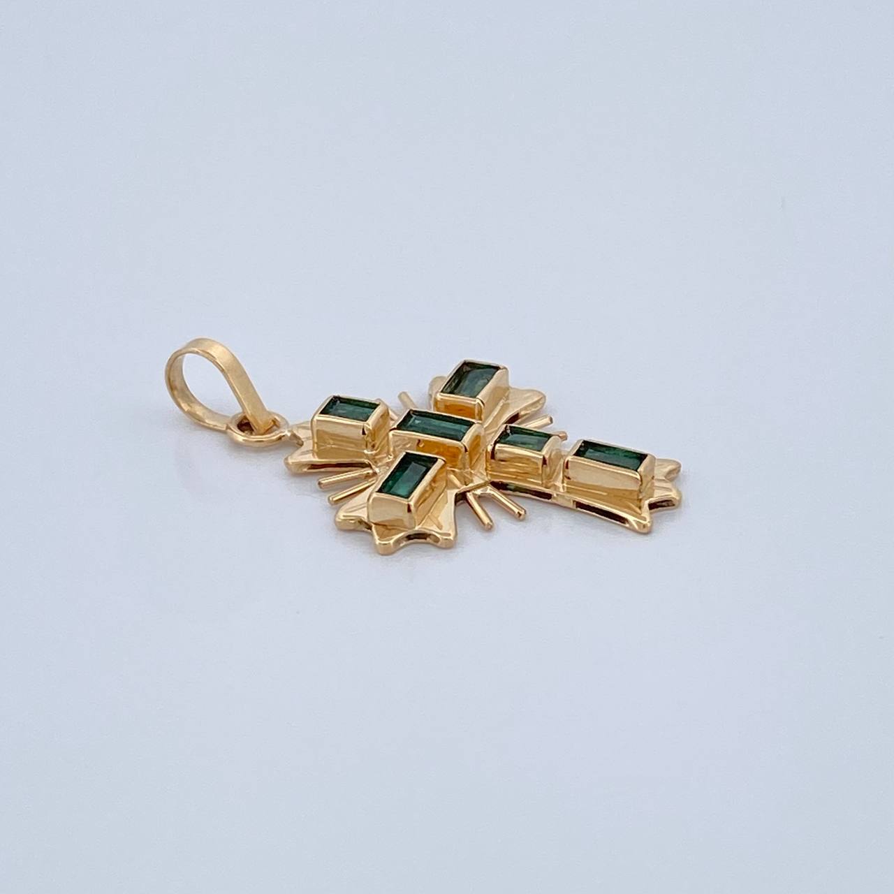 Dije Cruz Plana Esmeralda 36Pts 1.4gr / 1 in / Oro Amarillo 18K $