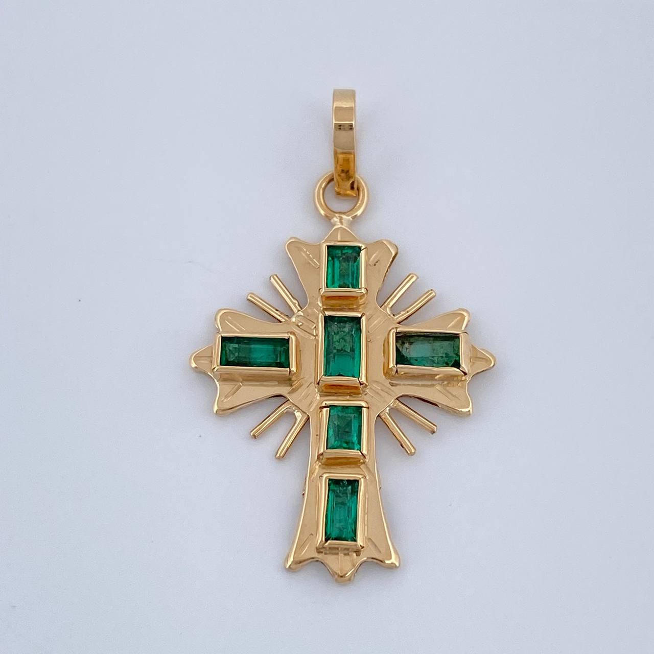 Dije Cruz Plana Esmeralda 36Pts 1.4gr / 1 in / Oro Amarillo 18K $
