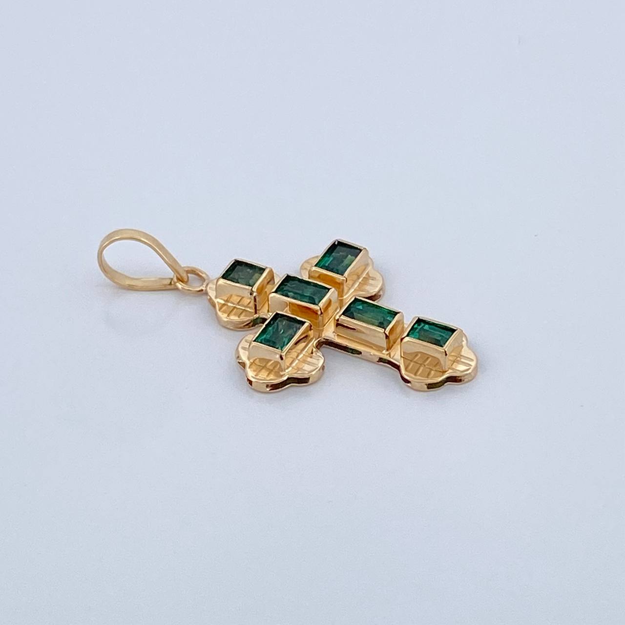Dije Cruz Plana Esmeralda 57Pts 1.4gr / 1 in / Oro Amarillo 18K $
