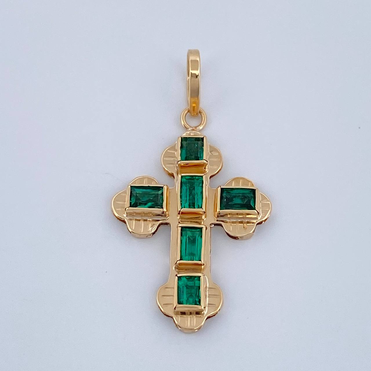 Dije Cruz Plana Esmeralda 57Pts 1.4gr / 1 in / Oro Amarillo 18K $