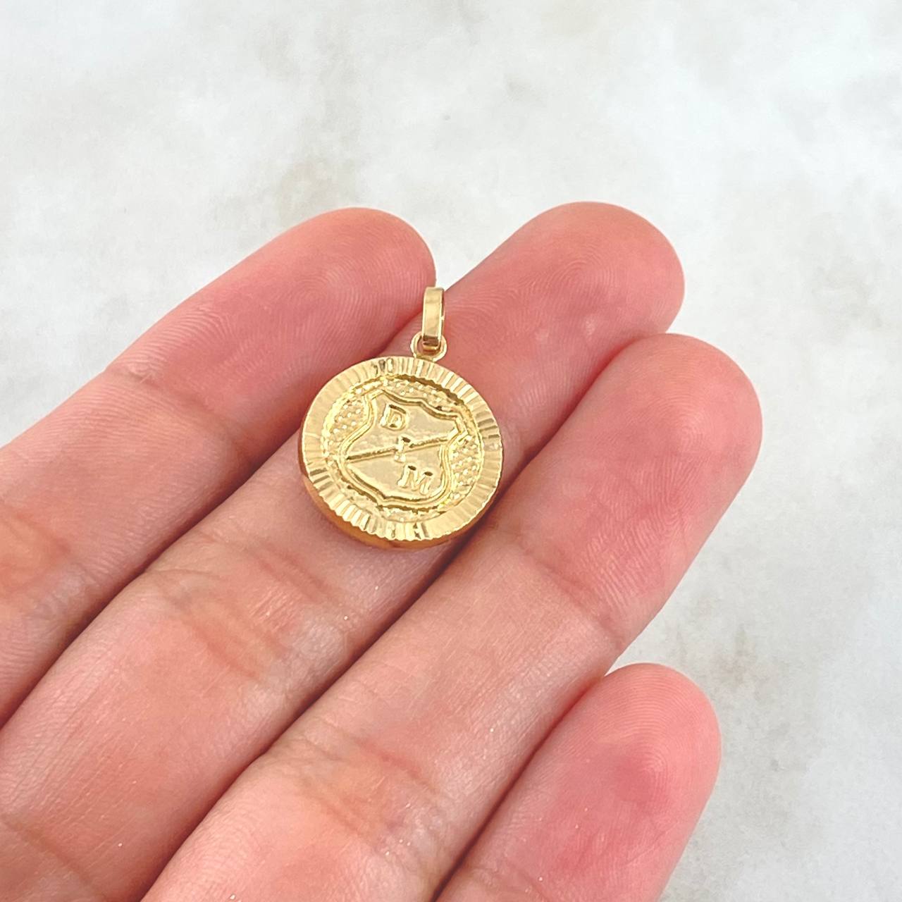 Dije Escudo Independiente Medellin 1.5gr / 2.2cm / Circulo Texturizado Oro Amarillo 18K