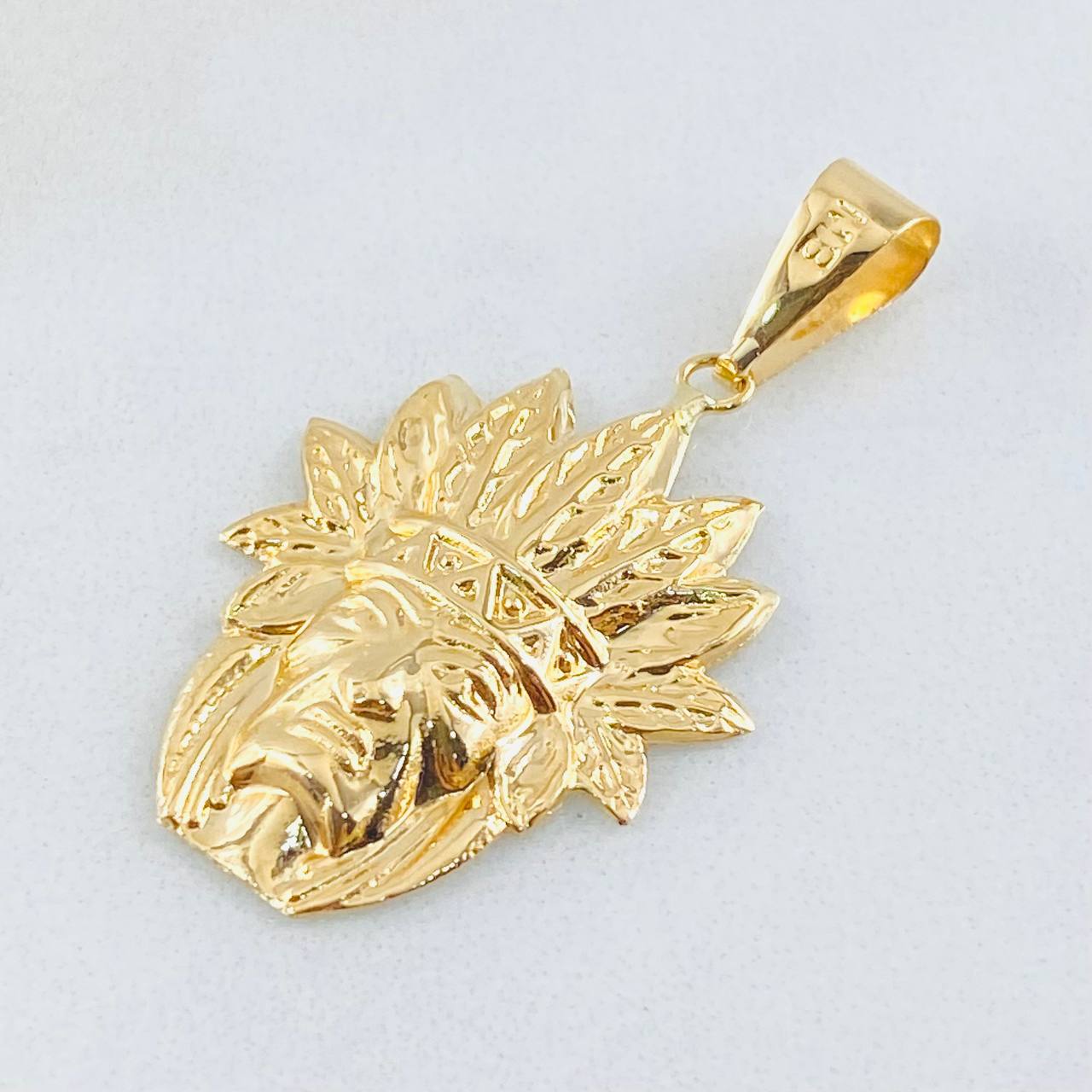 Indian Pendant 2.1gr / 1 1/2 in / 18K Gold