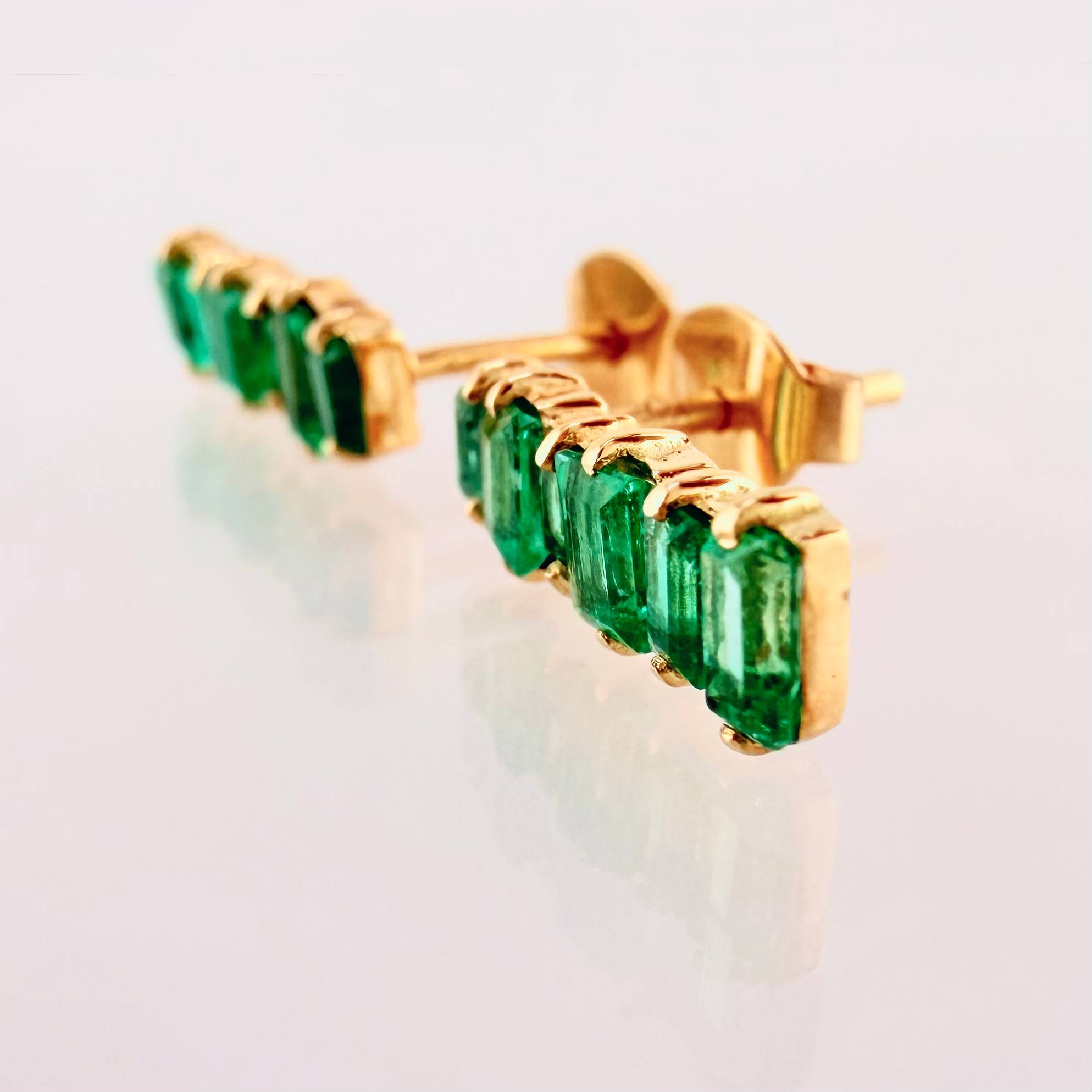 Topos Linea Cuadrada Esmeraldas 2 Qts 1.9gr / 1/2 in / Oro Amarillo 18K ©