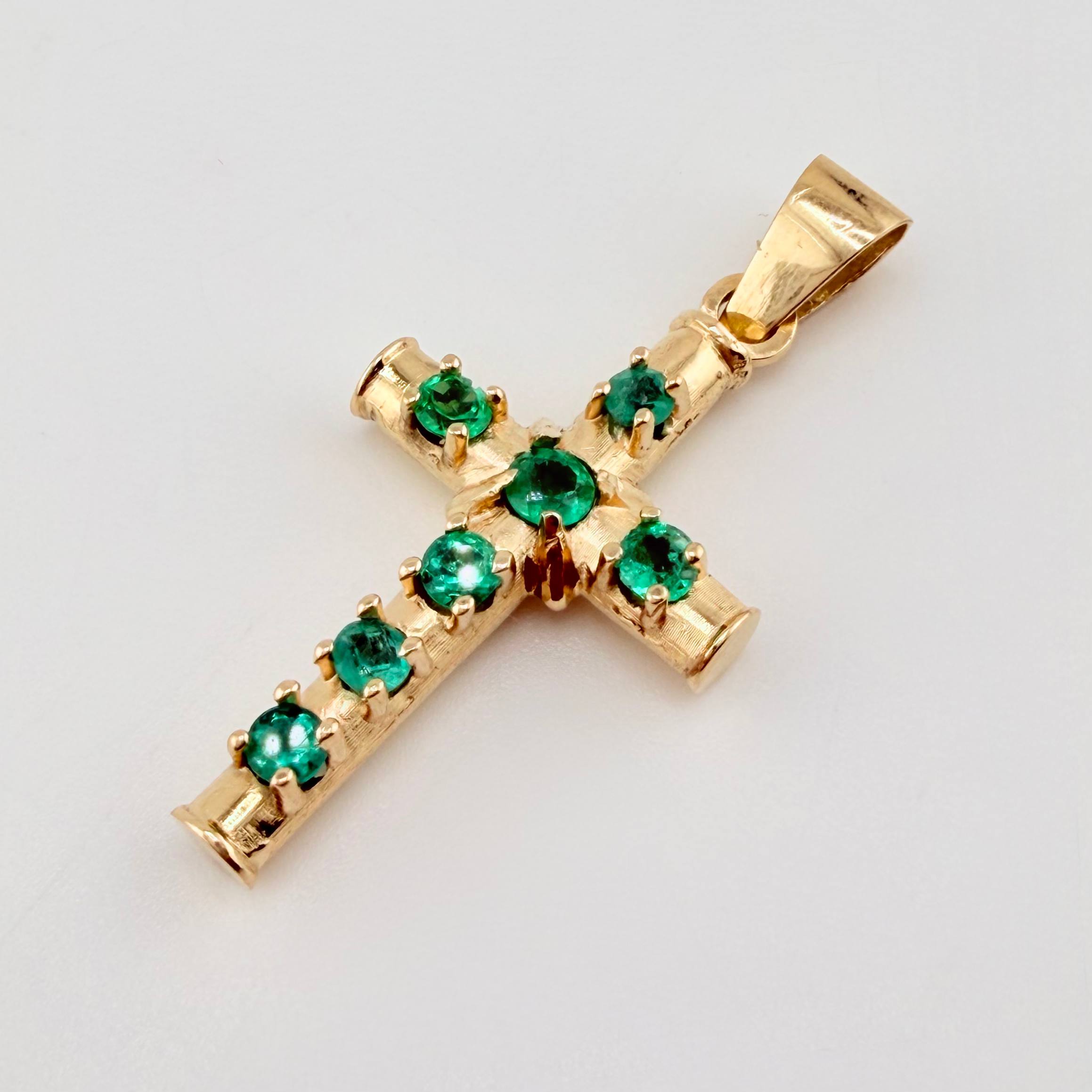 Dije Cruz Franciscana Esmeraldas 1.59 Qts 3.4gr / 1 1/2 in / Oro Amarillo 18K ©