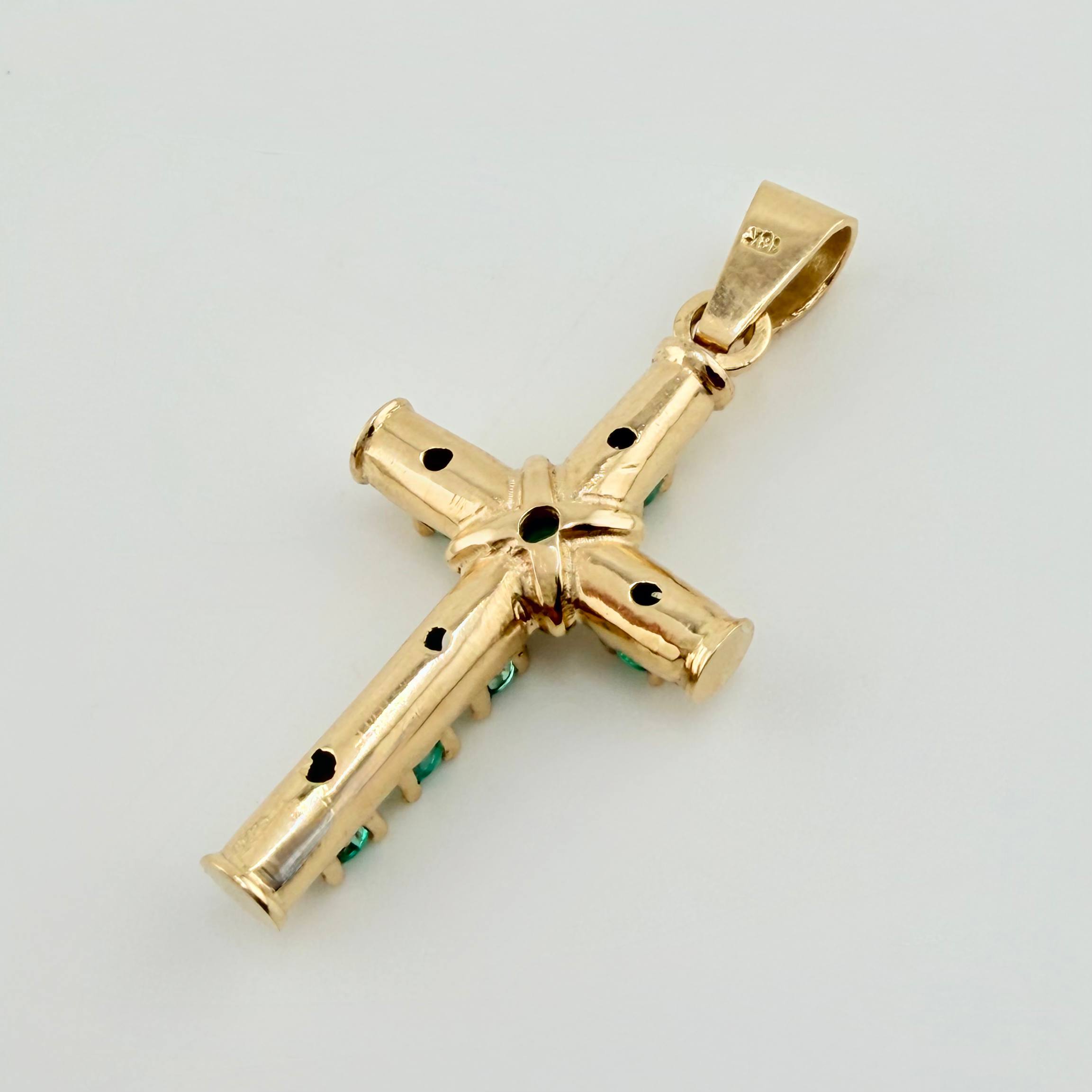 Dije Cruz Franciscana Esmeraldas 1.59 Qts 3.4gr / 1 1/2 in / Oro Amarillo 18K ©