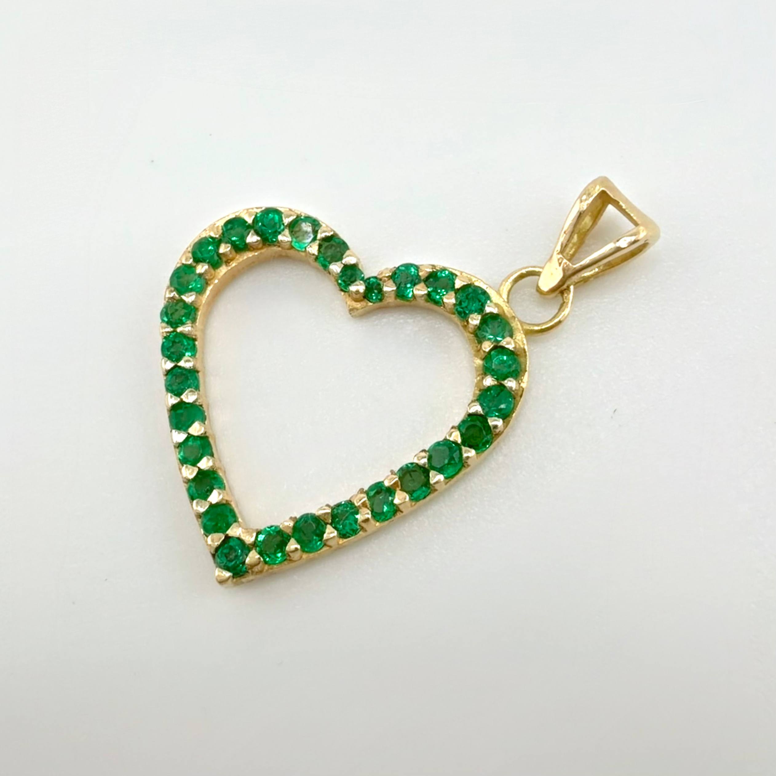 Dije Corazon Silueta Esmeraldas 56 pts 1.7gr / 1 in / Oro Amarillo 18K ©