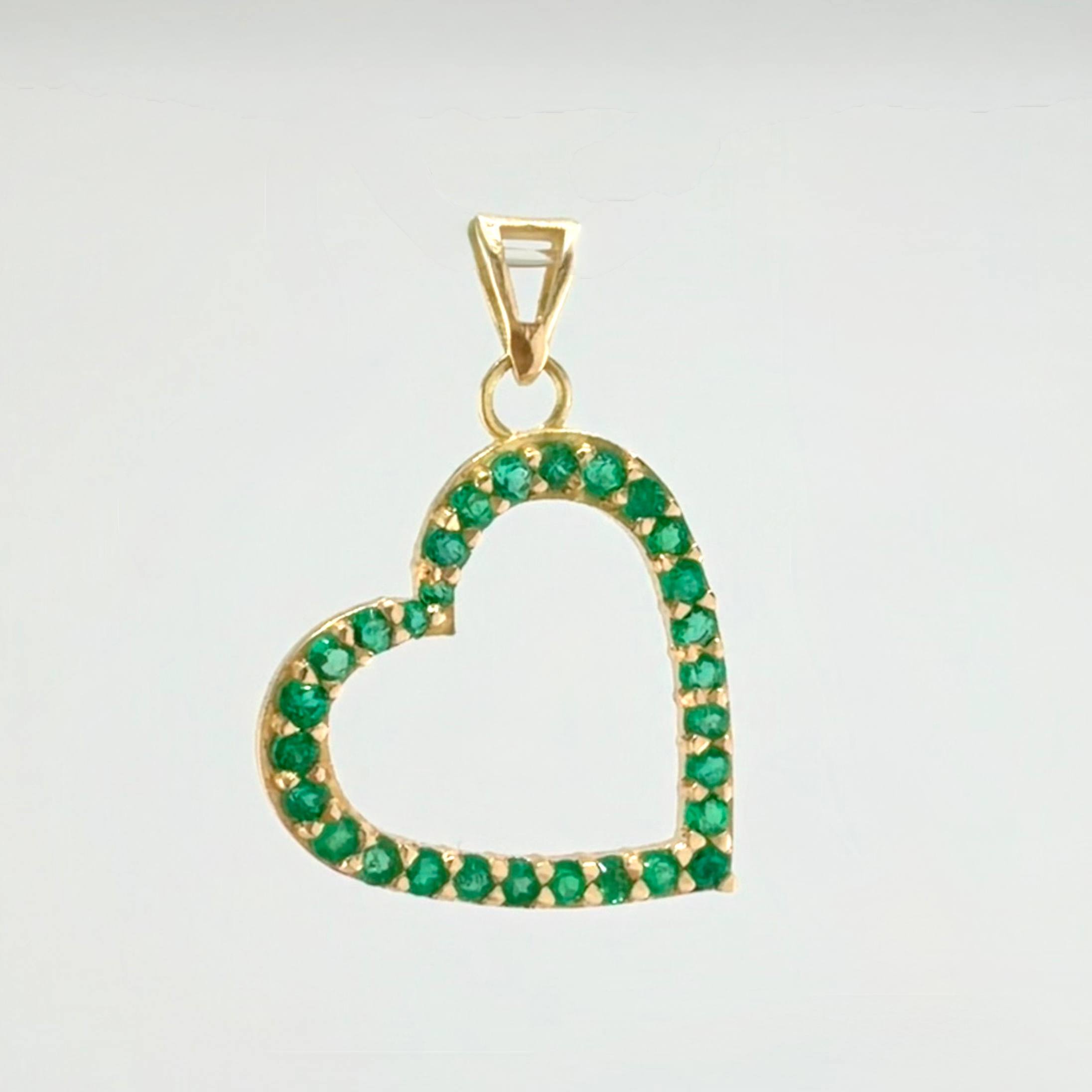 Dije Corazon Silueta Esmeraldas 56 pts 1.7gr / 1 in / Oro Amarillo 18K ©