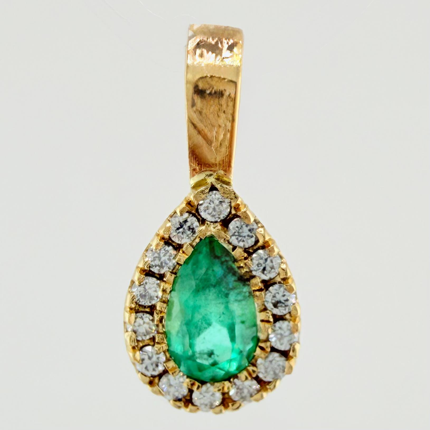 Dije Gota Borde Tupido Esmeraldas 35pts Diamantes 14pts 1.1gr / 1/2 in / Oro Amarillo 18K ©