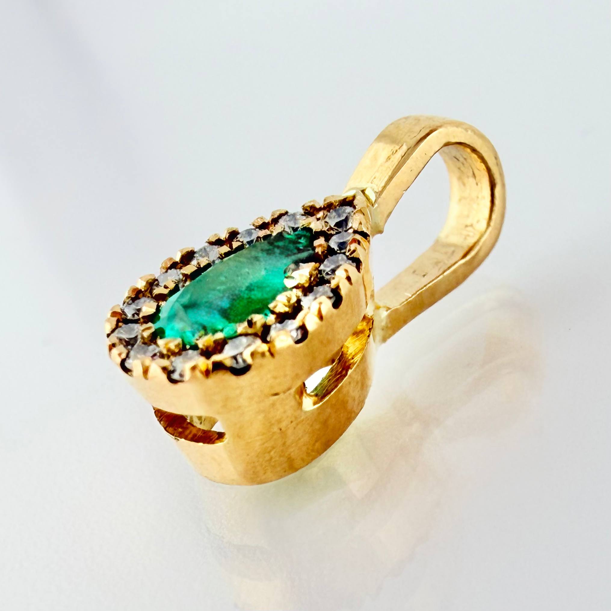 Dije Gota Borde Tupido Esmeraldas 35pts Diamantes 14pts 1.1gr / 1/2 in / Oro Amarillo 18K ©