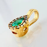 Dije Gota Borde Tupido Esmeraldas 35pts Diamantes 14pts 1.1gr / 1/2 in / Oro Amarillo 18K ©