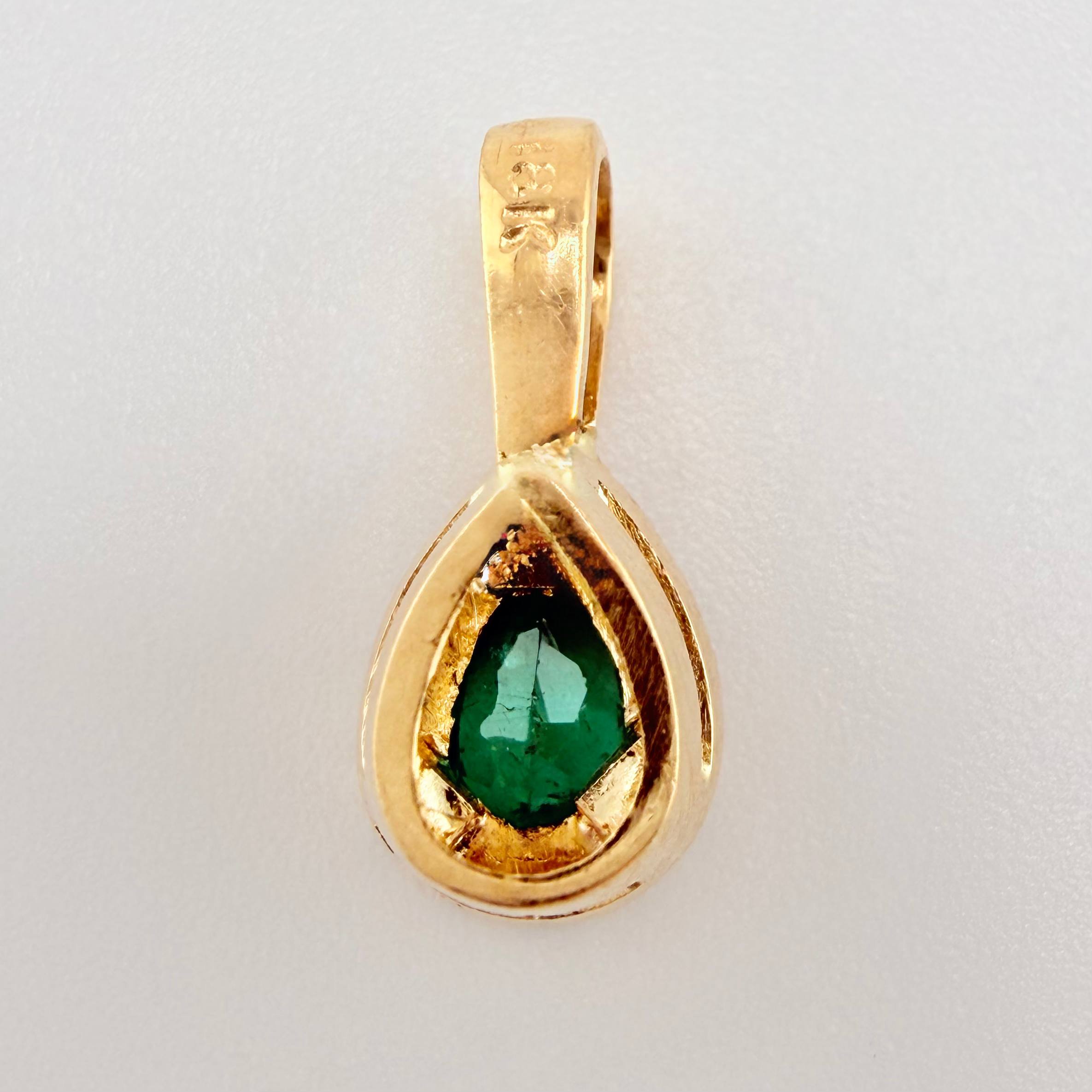 Dije Gota Borde Tupido Esmeraldas 35pts Diamantes 14pts 1.1gr / 1/2 in / Oro Amarillo 18K ©