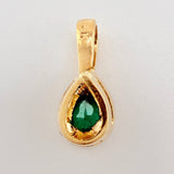 Dije Gota Borde Tupido Esmeraldas 35pts Diamantes 14pts 1.1gr / 1/2 in / Oro Amarillo 18K ©