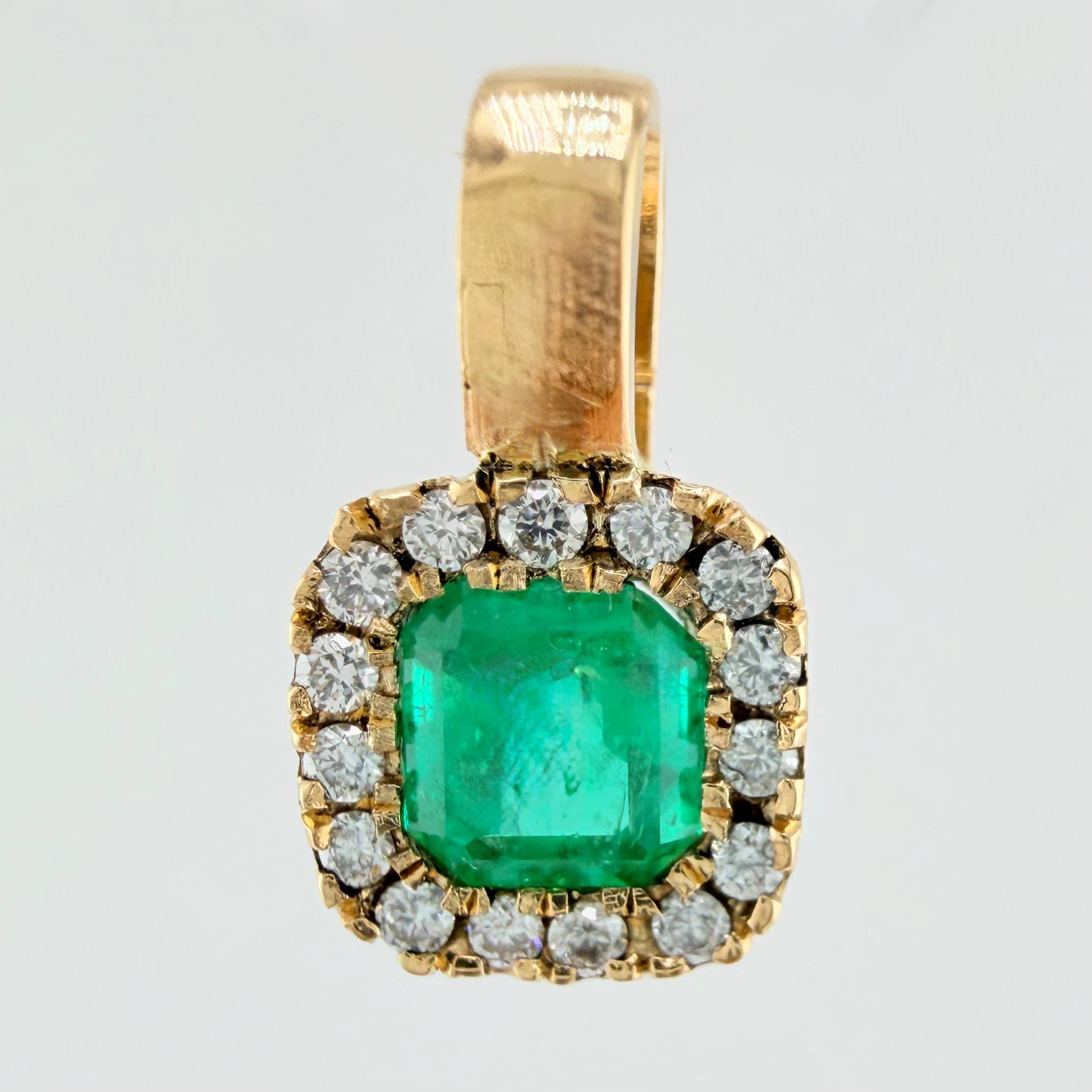 Dije Cuadro Borde Tupido Esmeraldas 35pts Diamantes 14pts 1.2gr / 1/2 in / Oro Amarillo 18K ©