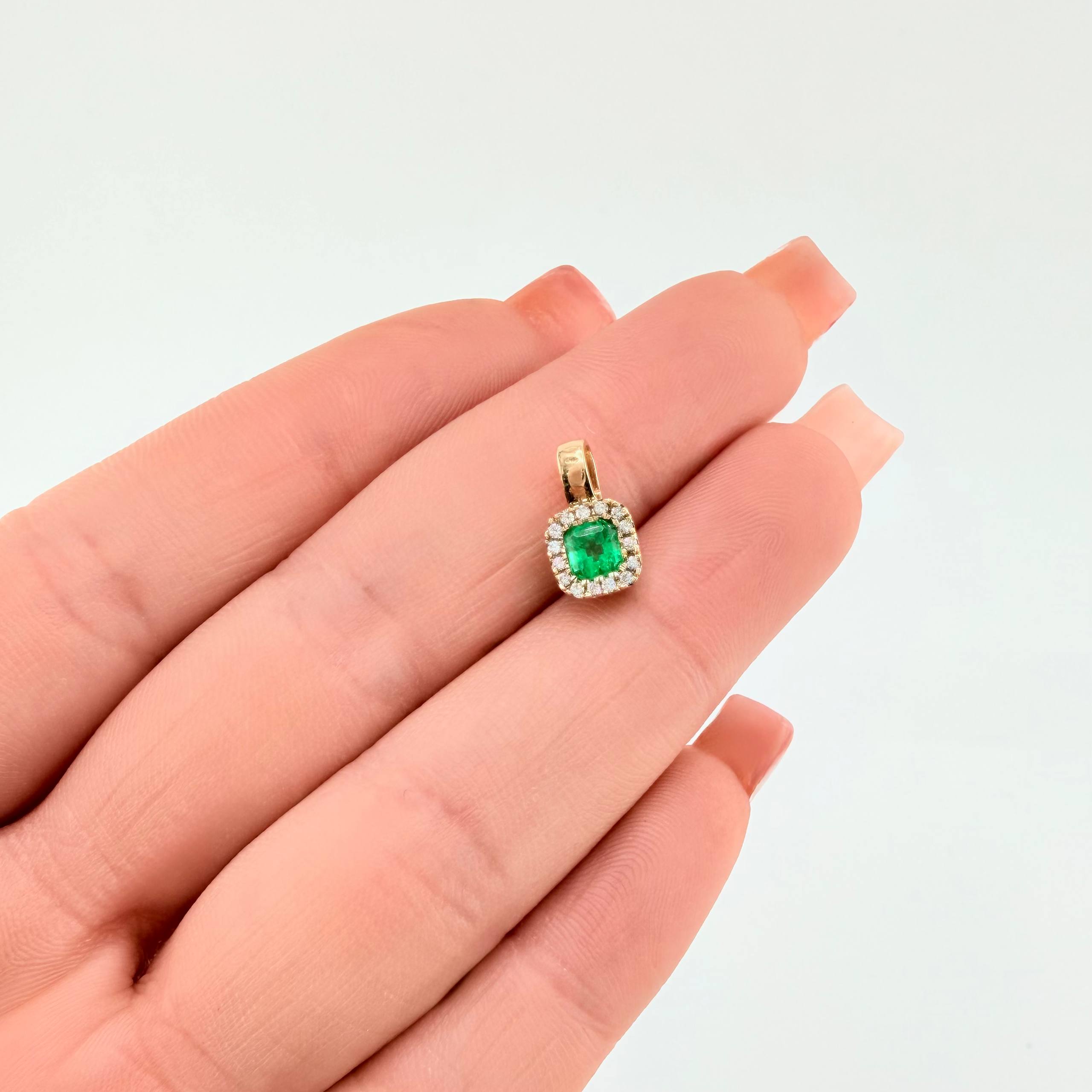 Dije Cuadro Borde Tupido Esmeraldas 35pts Diamantes 14pts 1.2gr / 1/2 in / Oro Amarillo 18K ©